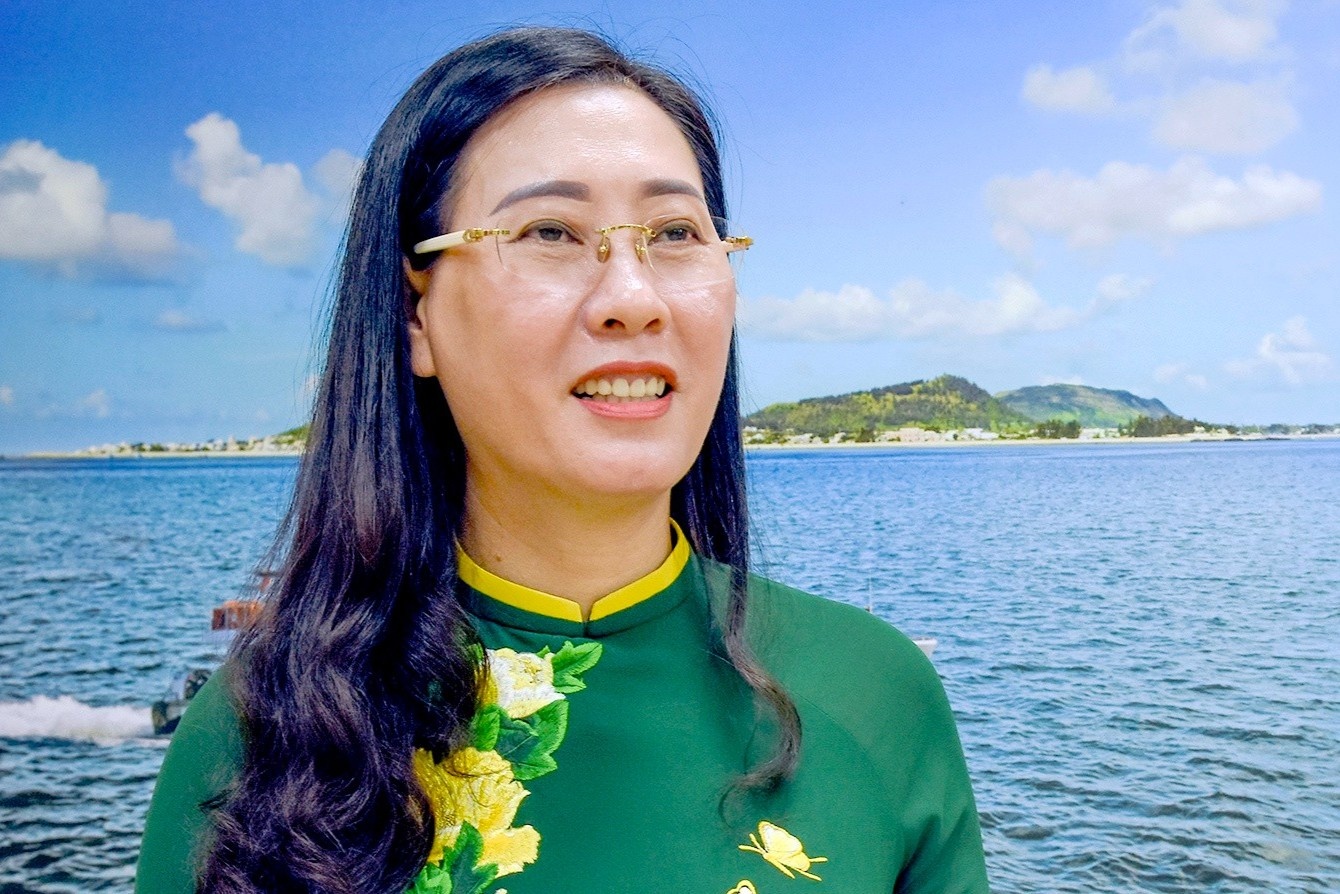 Tieu su ba Bui Thi Quynh Van, Bi thu Tinh uy Quang Ngai hinh anh