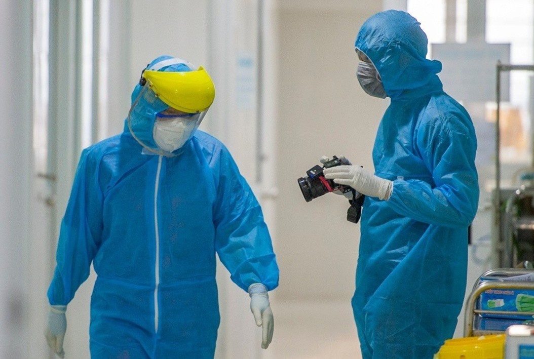 De xuat ho tro phong vien tac nghiep o vung dich hinh anh