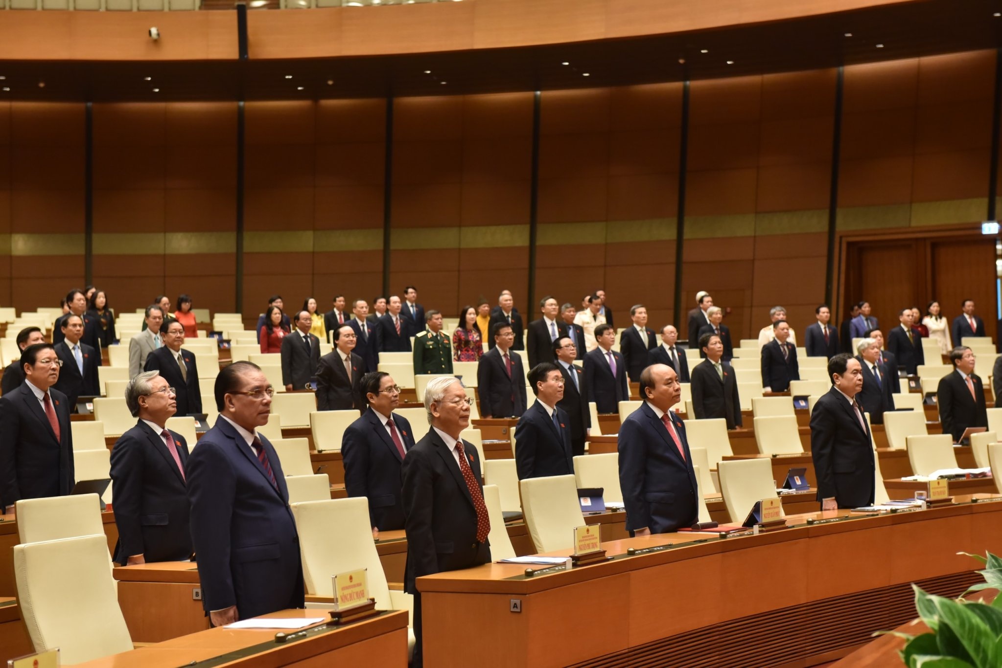 Quoc hoi chia se mat mat,  dau thuong voi mien Trung anh 1