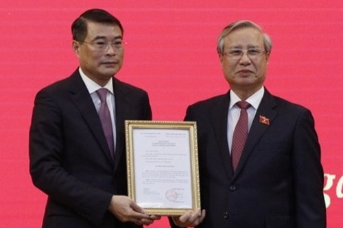 Bo Chinh tri phan cong nhiem vu cho Thong doc Le Minh Hung hinh anh