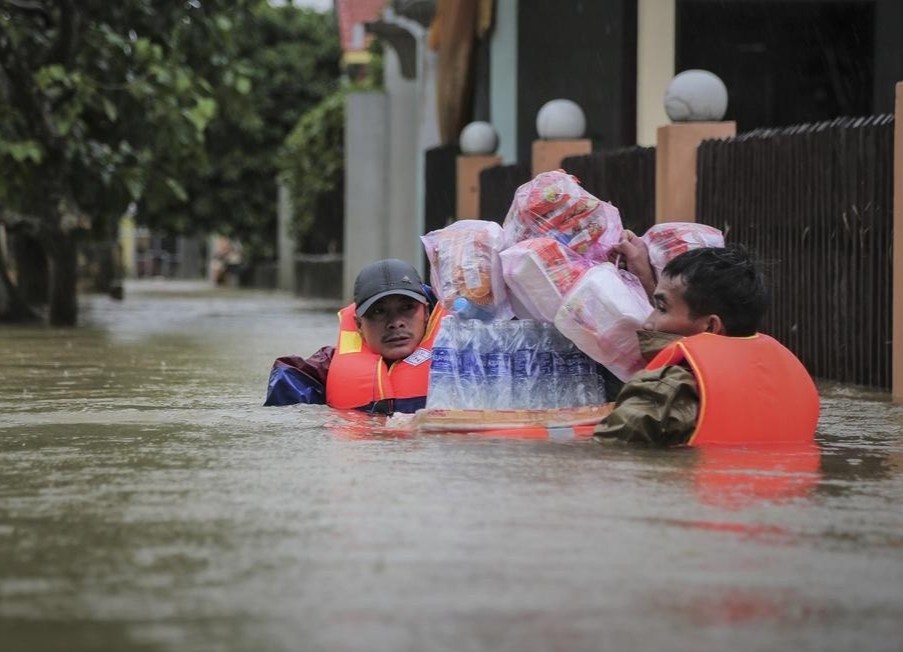 Dai bieu Quoc hoi: ‘Khong the dung long tot khac phuc hau qua bao lut’ hinh anh