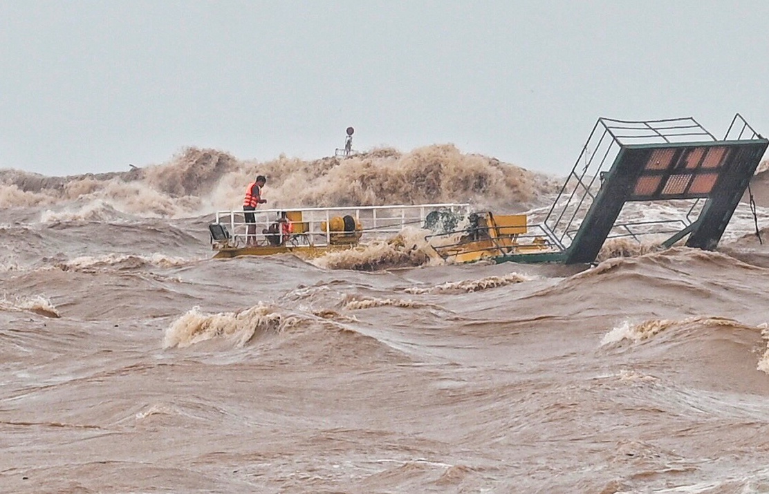 Tranh bao so 9, 26 thuyen vien mat tich do chim tau hinh anh