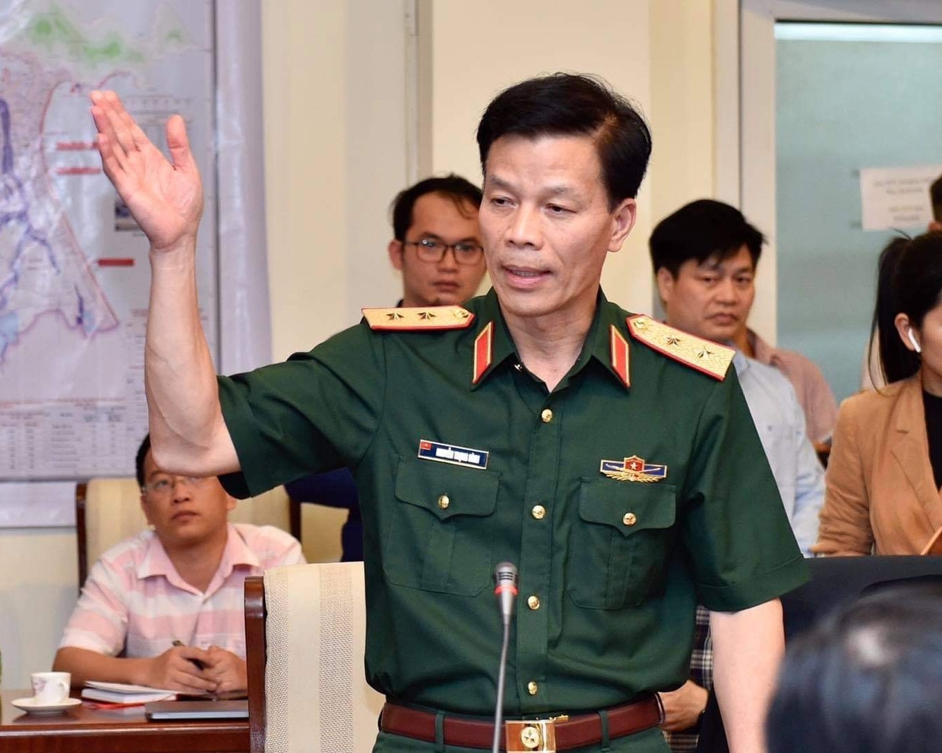 Dung may bay tim kiem nan nhan troi dat tren bien anh 1