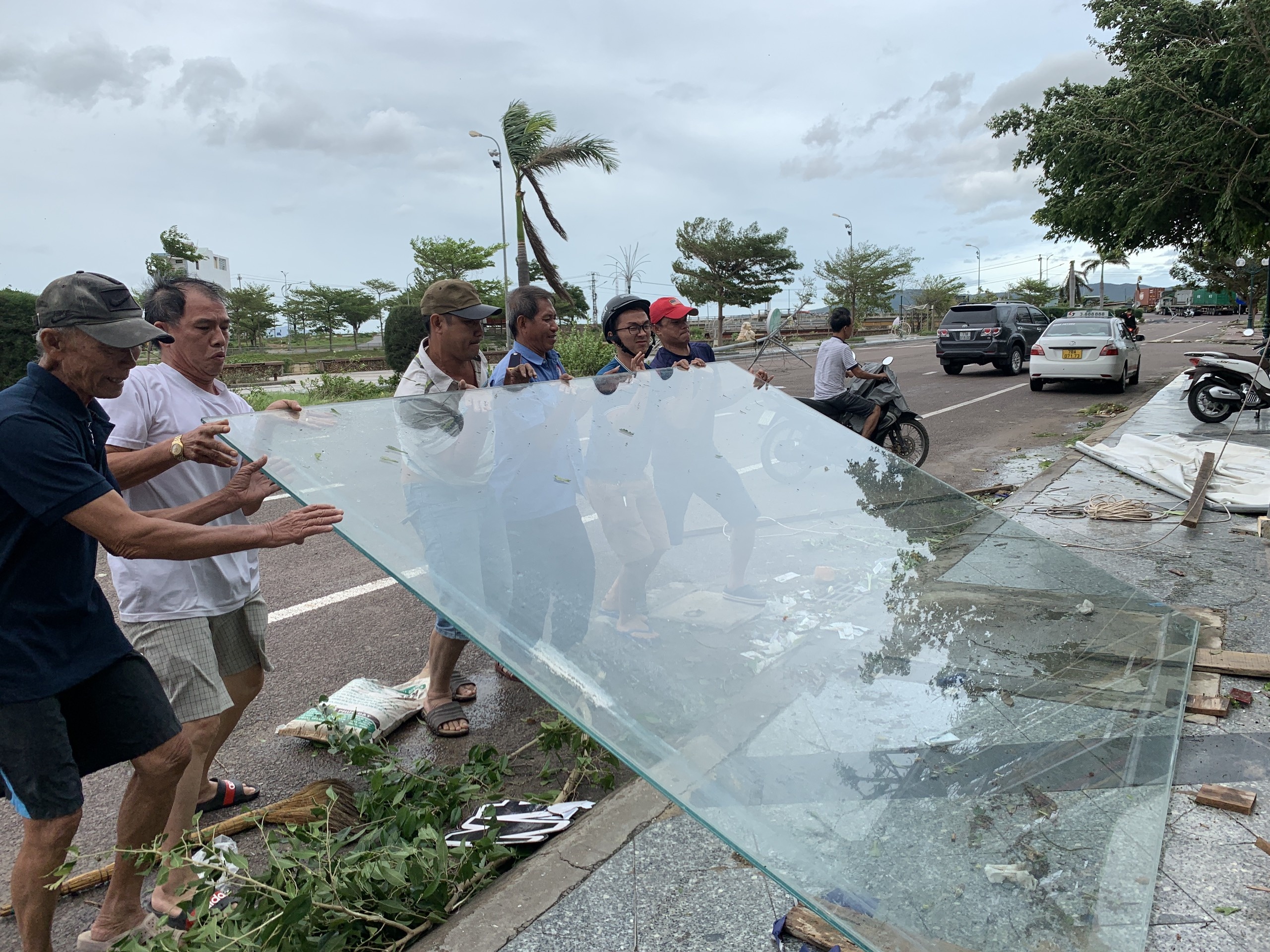 Nha co nhieu cua kinh la ‘bay’ khi bao do bo hinh anh