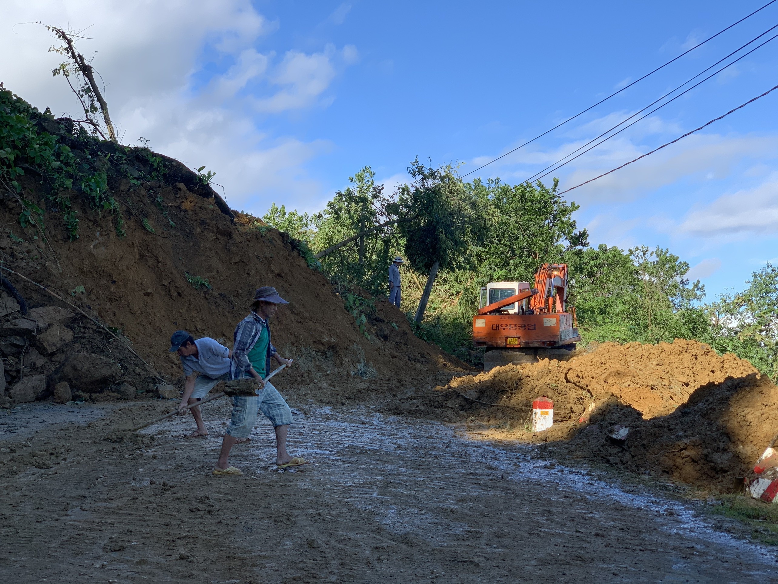 sat lo dat vui lap 45 nguoi o Tra Leng anh 1