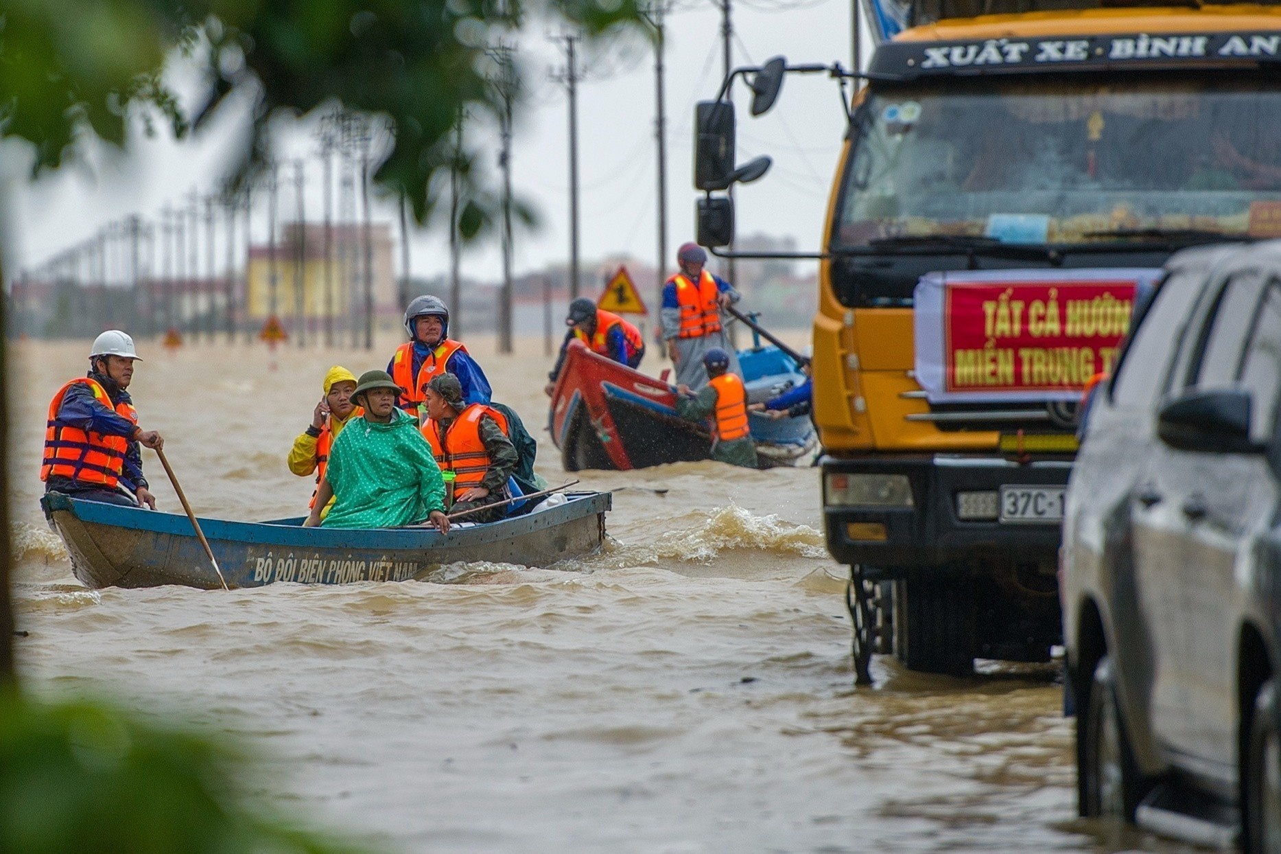 Bao so 9 gay thiet hai hon 10.000 ty, 80 nguoi chet va mat tich hinh anh