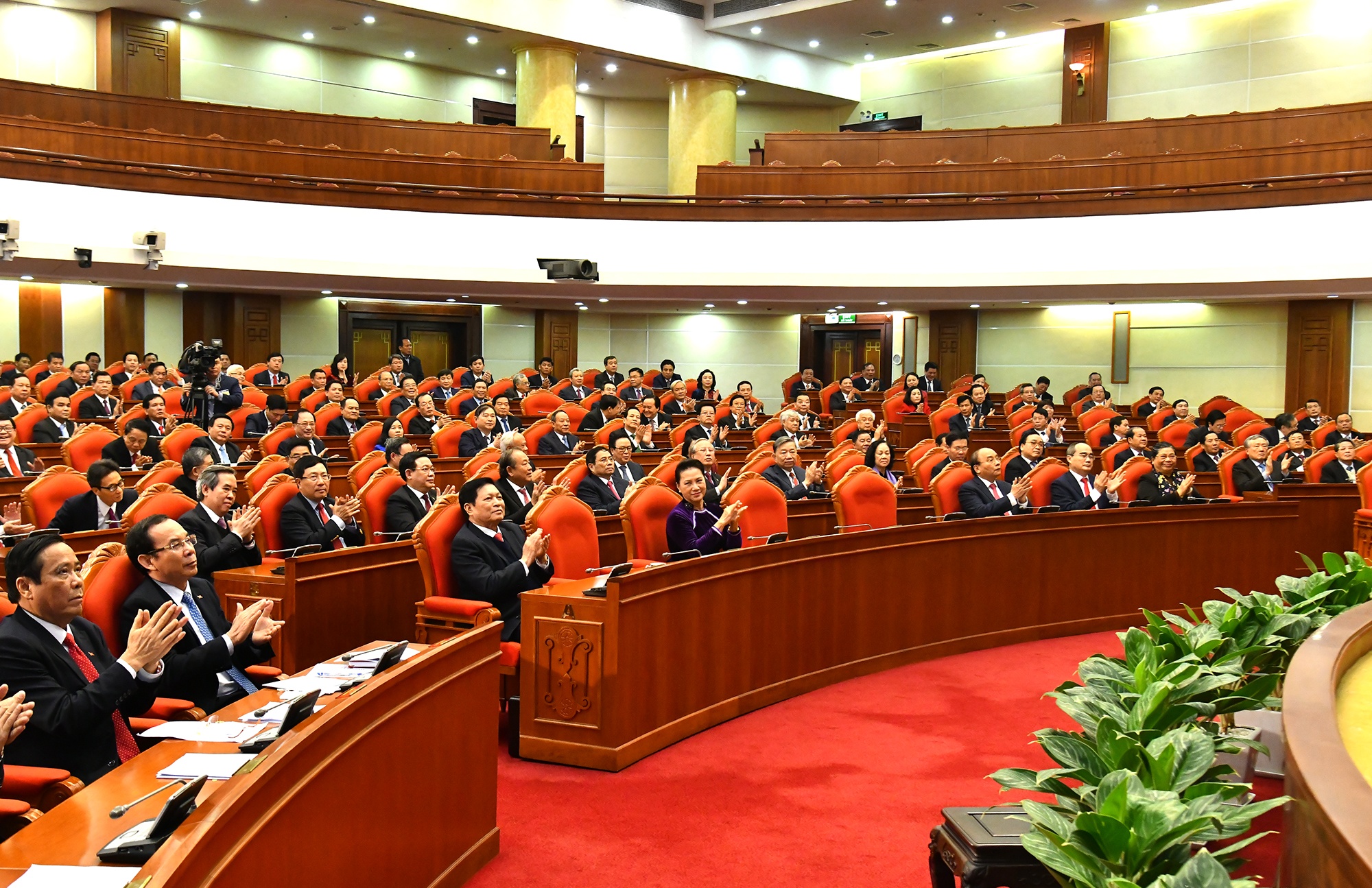 Trung uong thong qua truong hop dac biet khoa XIII anh 2