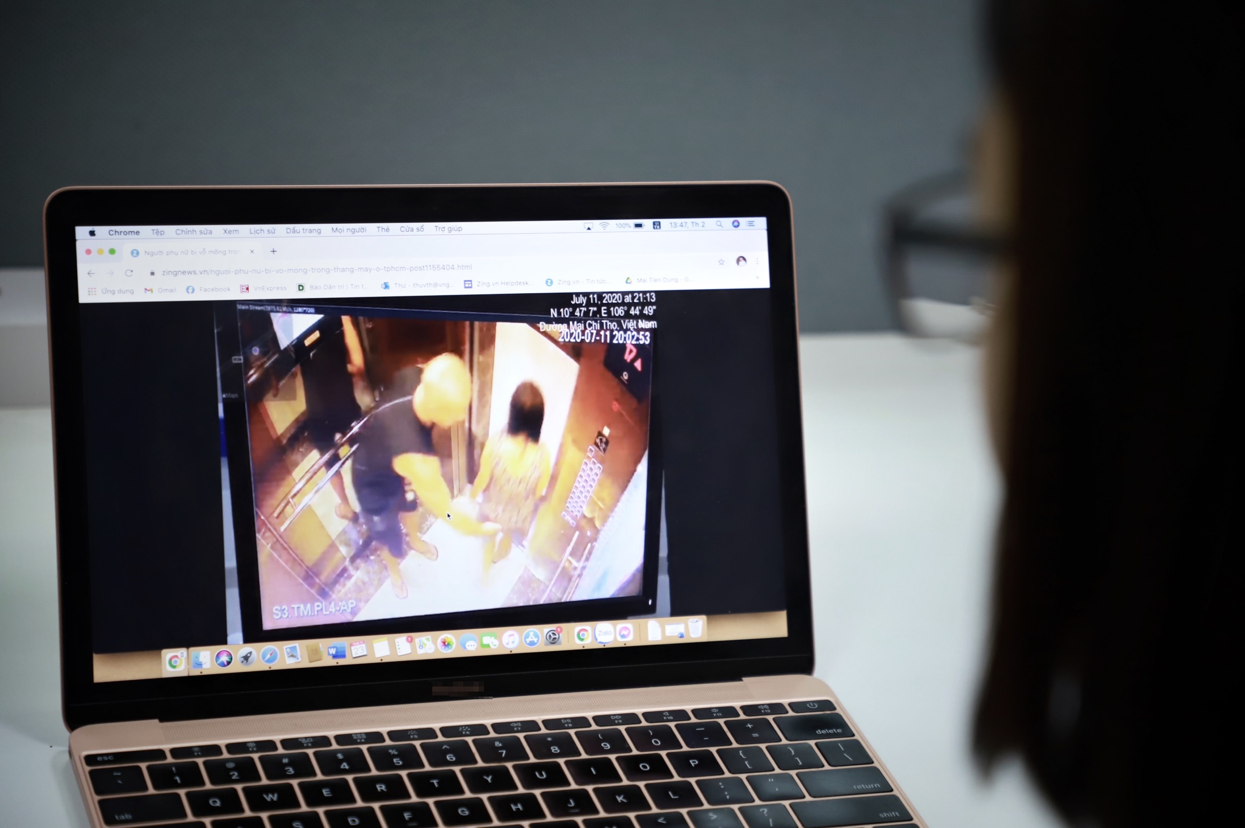 nguoi nuoc ngoai vo mong phu nu trong thang may anh 1