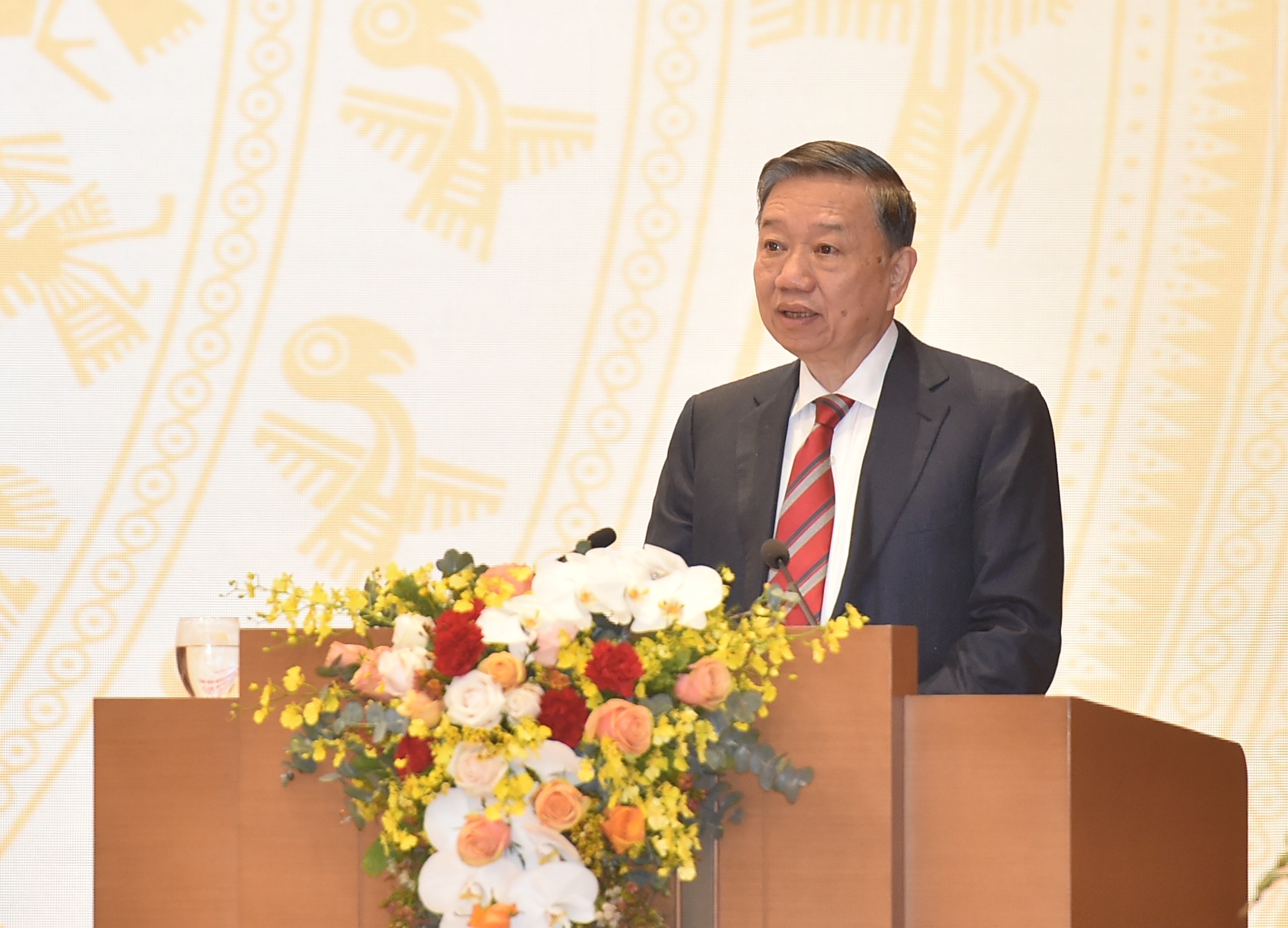 hang tram nguoi xuat nhap canh trai phep anh 1