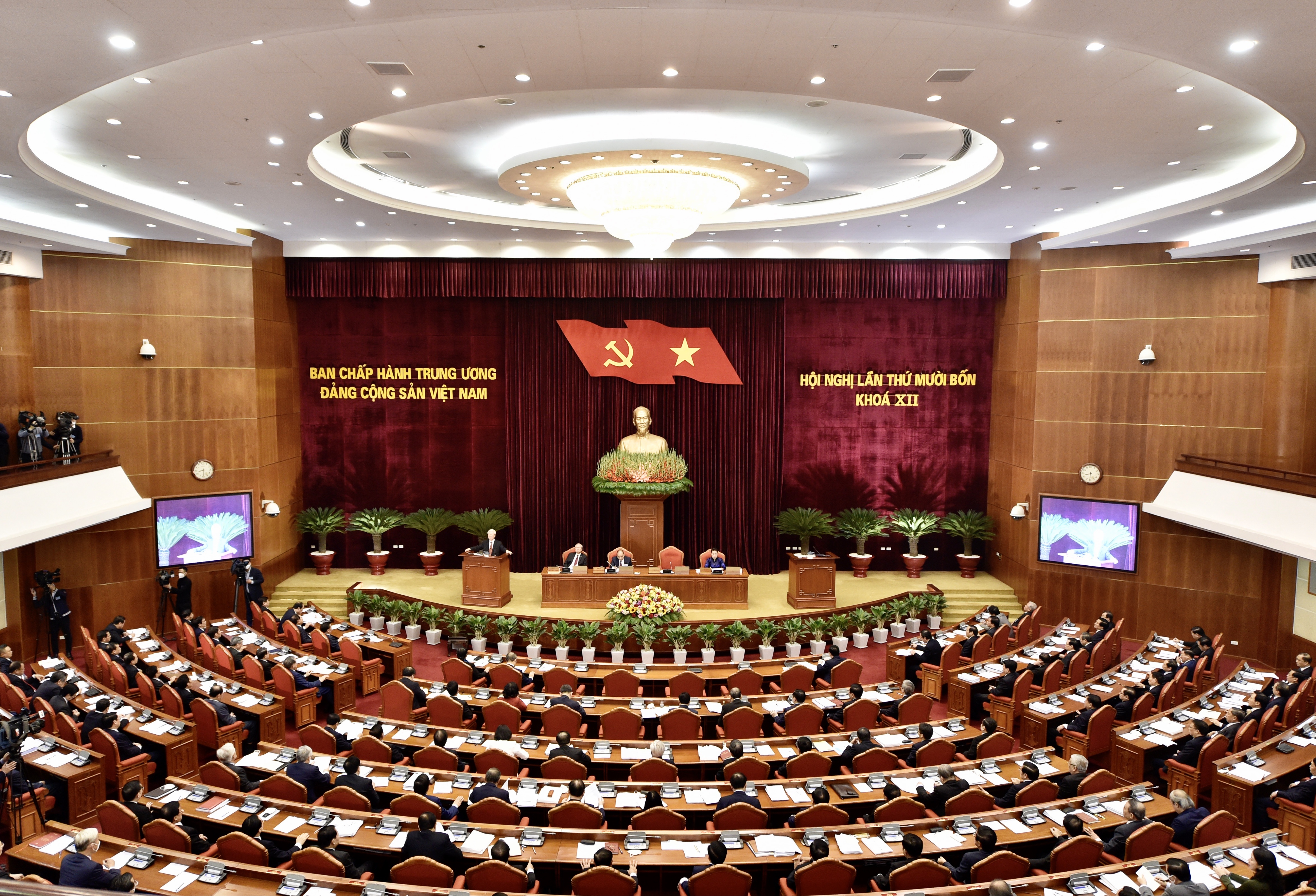 Trung uong gioi thieu nhan su Bo Chinh tri,  Ban Bi thu anh 2