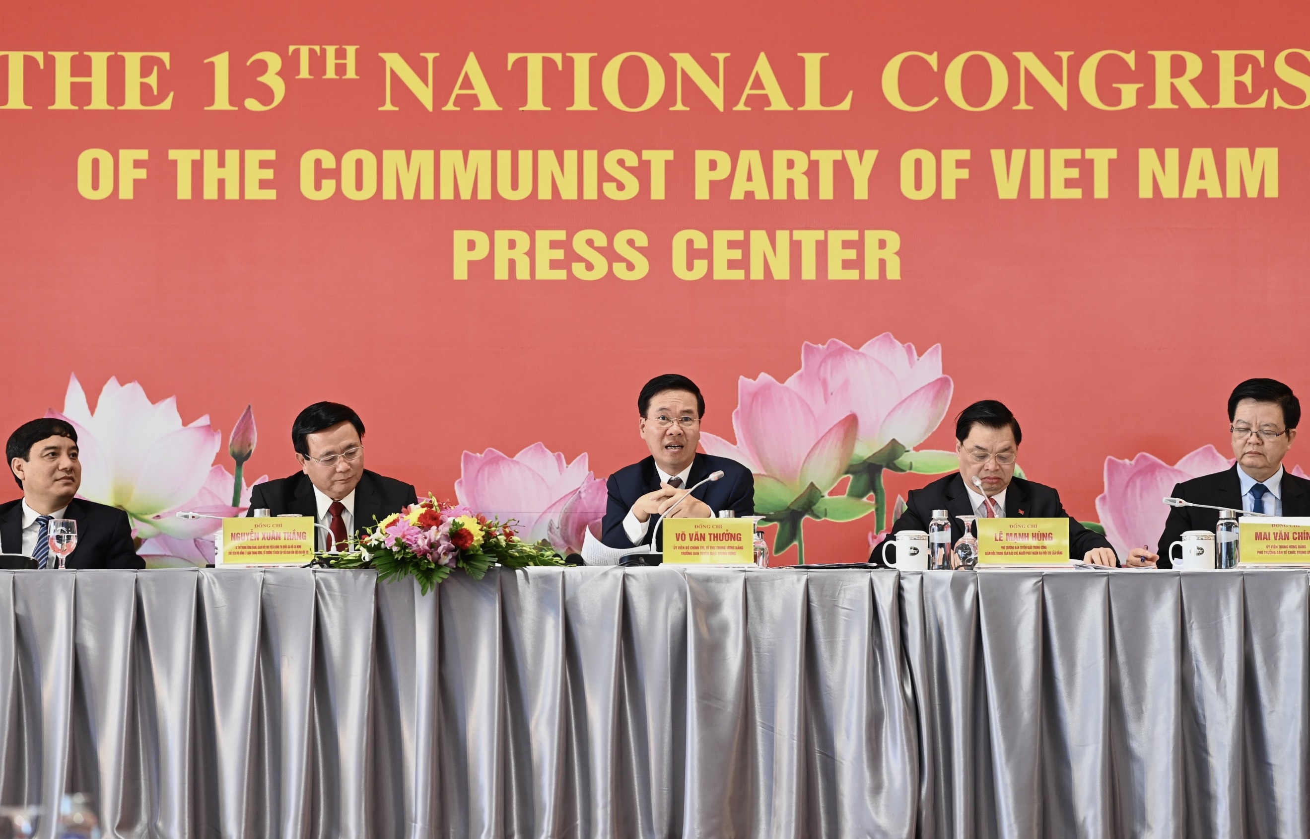 dai bieu du Dai hoi XIII khong an,  nghi o ben ngoai anh 1