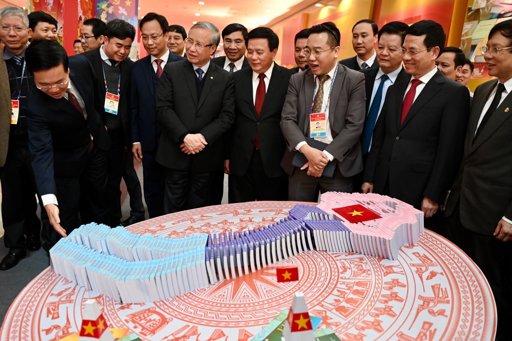 Thuong truc Ban Bi thu tham quan khu trung bay phuc vu Dai hoi XIII hinh anh