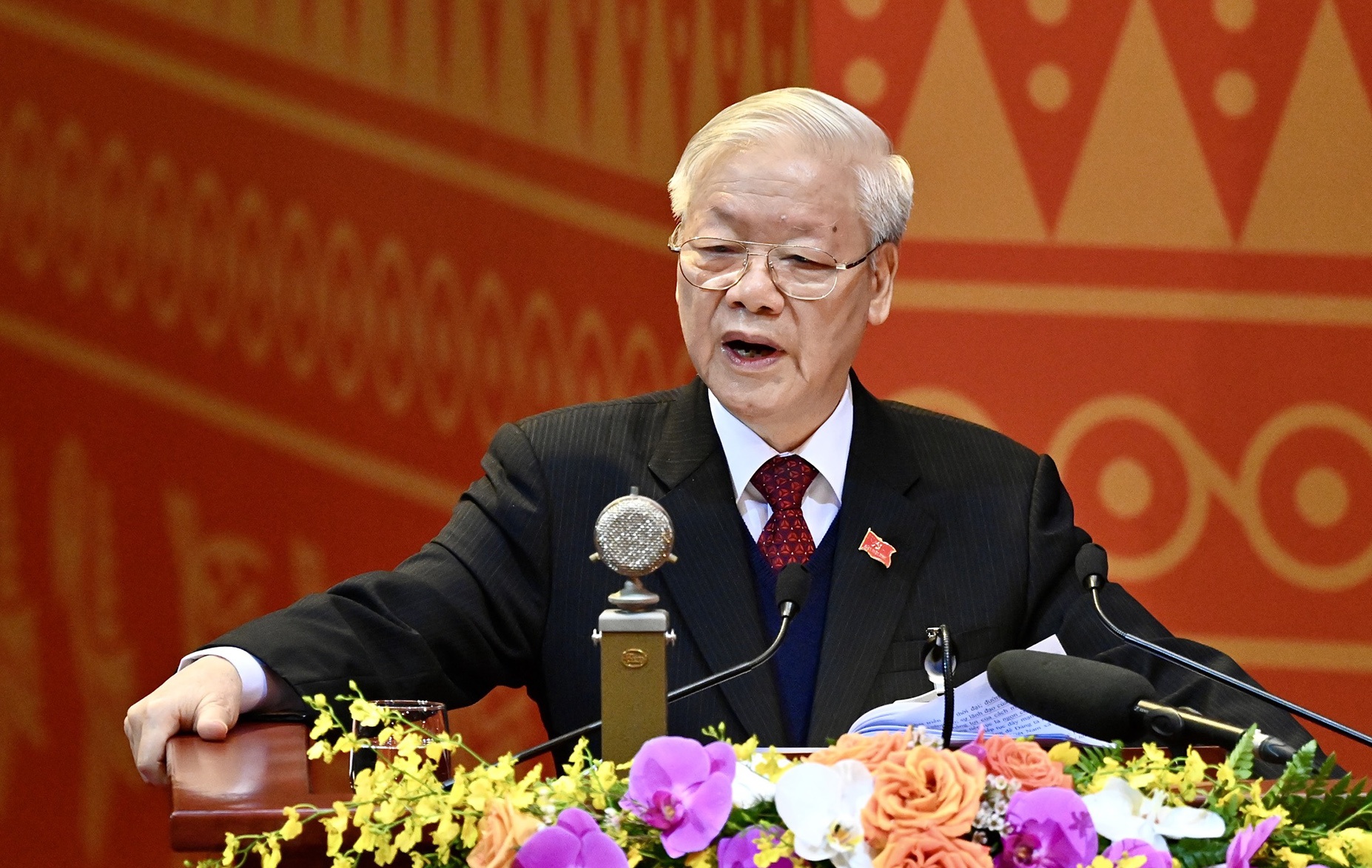 'Tong bi thu la bieu tuong, tam guong sang ve chong tham nhung' hinh anh