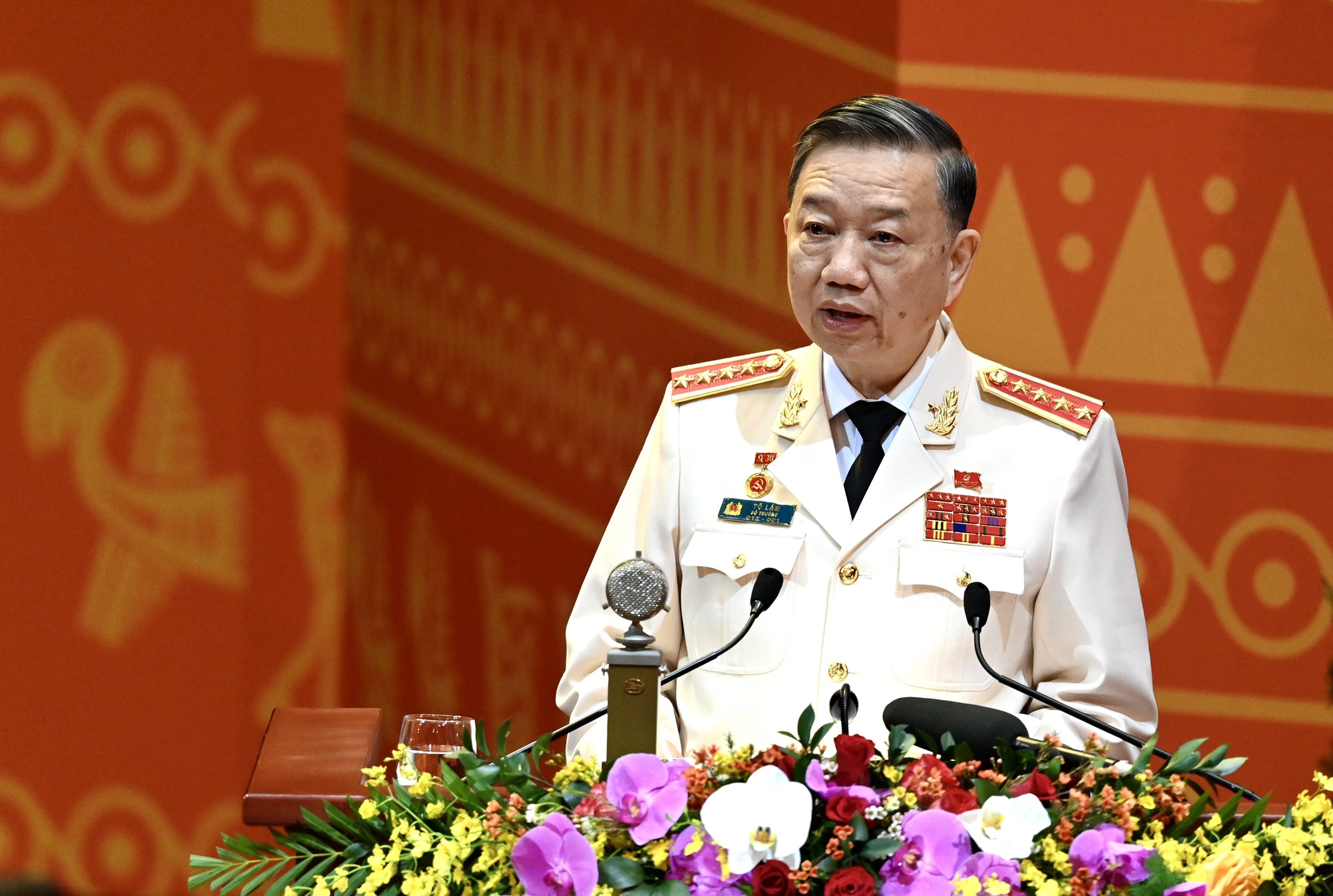 Dai tuong To Lam quyet tam xay dung luong luong cong an trong sach anh 1