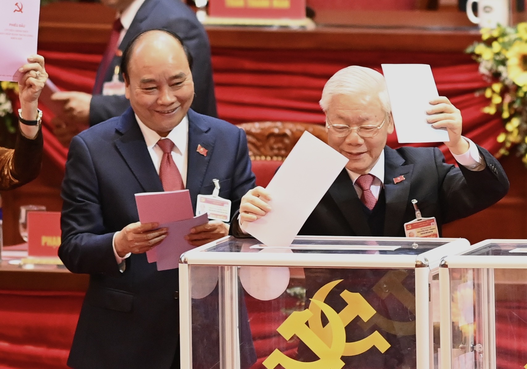 Tong bi thu Nguyen Phu Trong va Thu tuong Nguyen Xuan Phuc dac cu T.U hinh anh