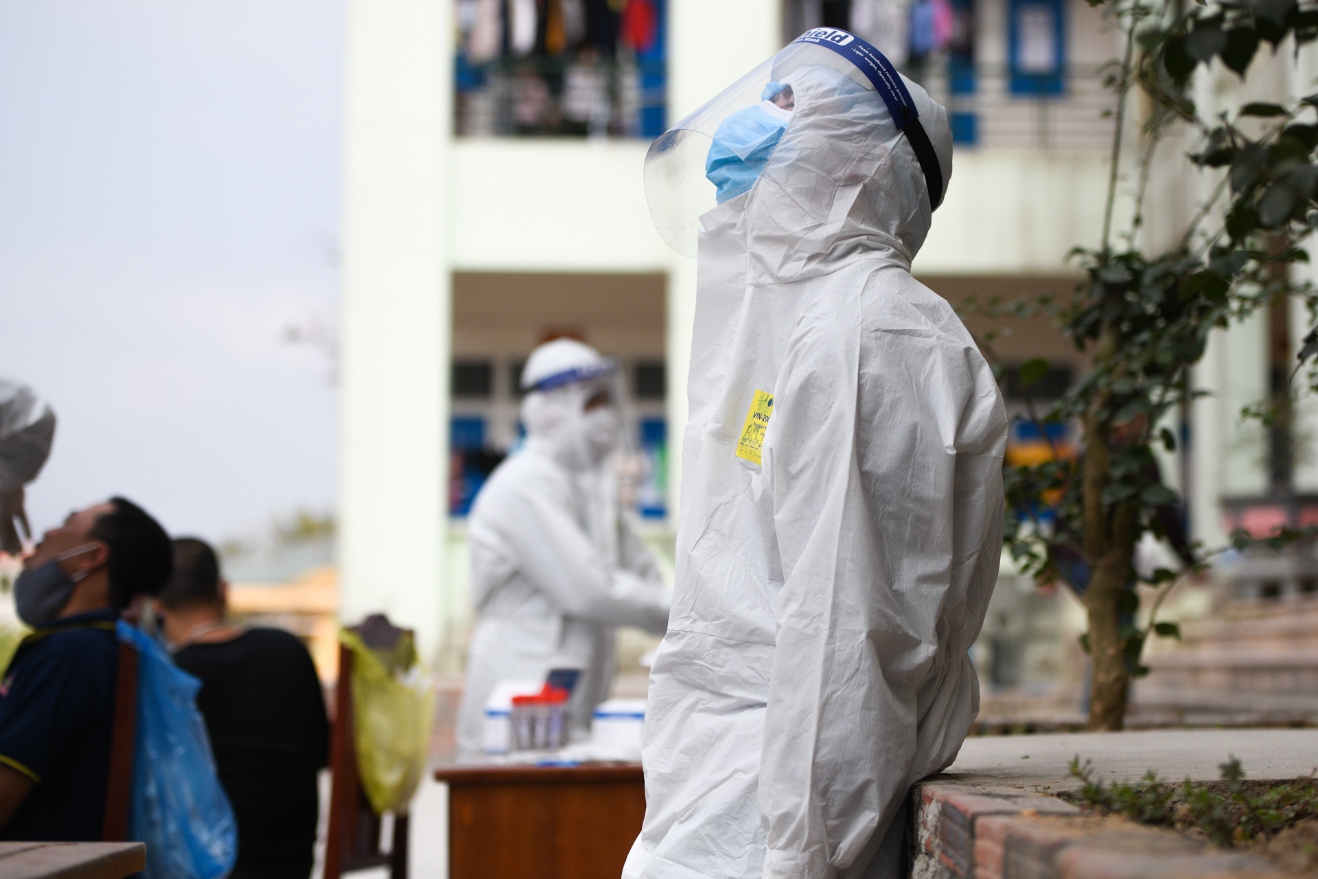 Nhung truong hop nao phai tu tra chi phi cach ly? hinh anh