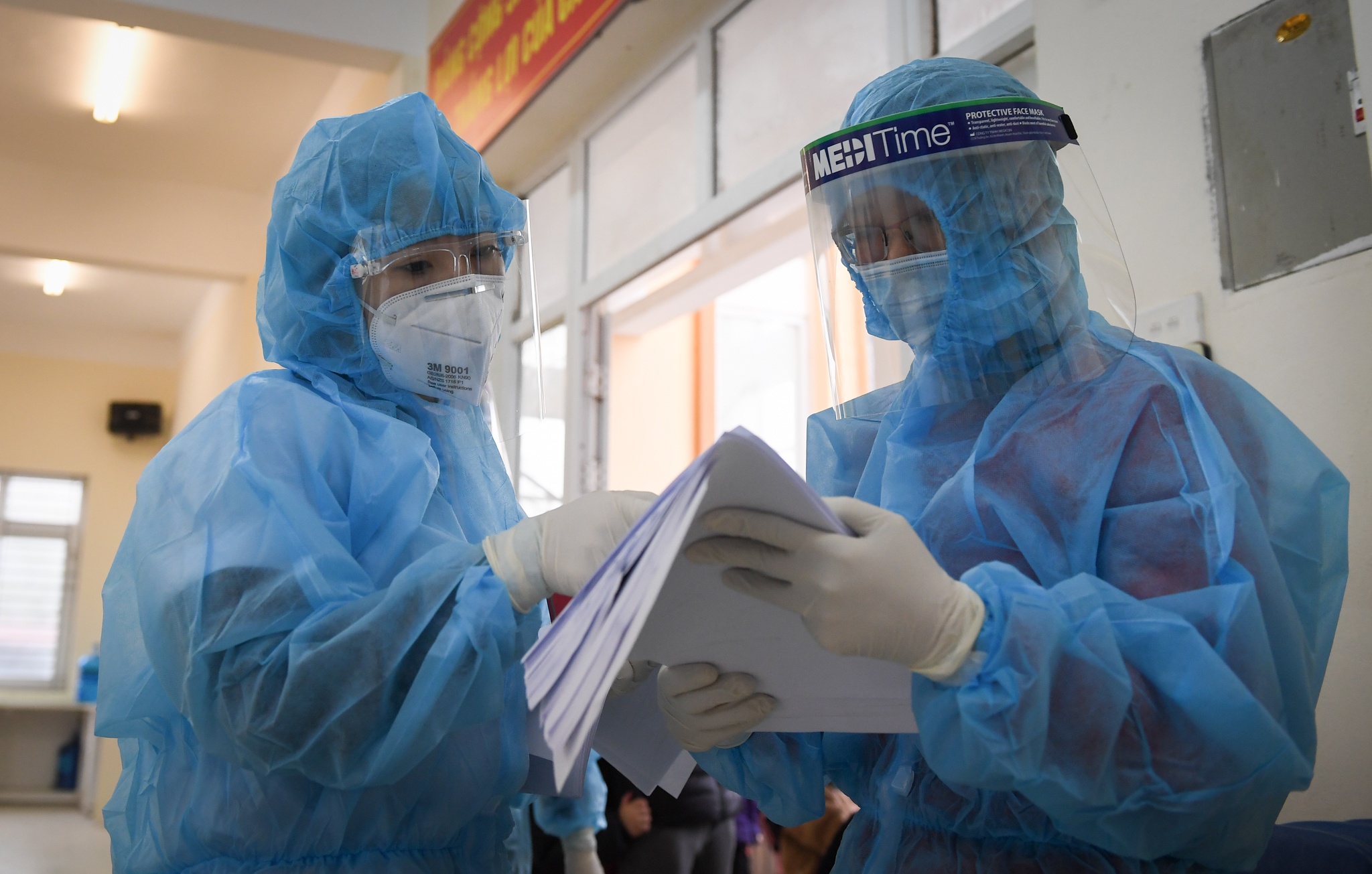 Thu tuong: ‘Vaccine da ve Viet Nam, tiem truoc o vung co dich’ hinh anh