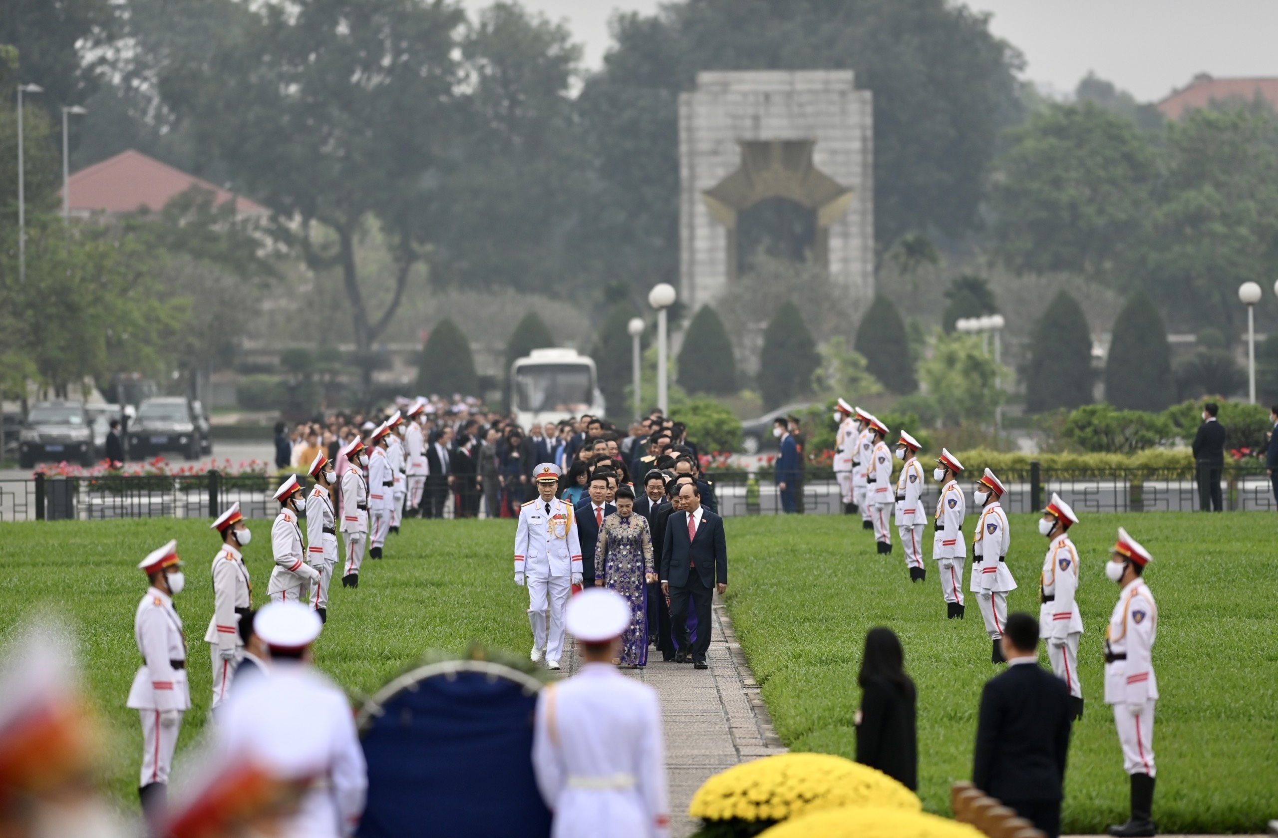 lanh dao Dang,  Nha nuoc cung cac dai bieu vao vieng Lang anh 1