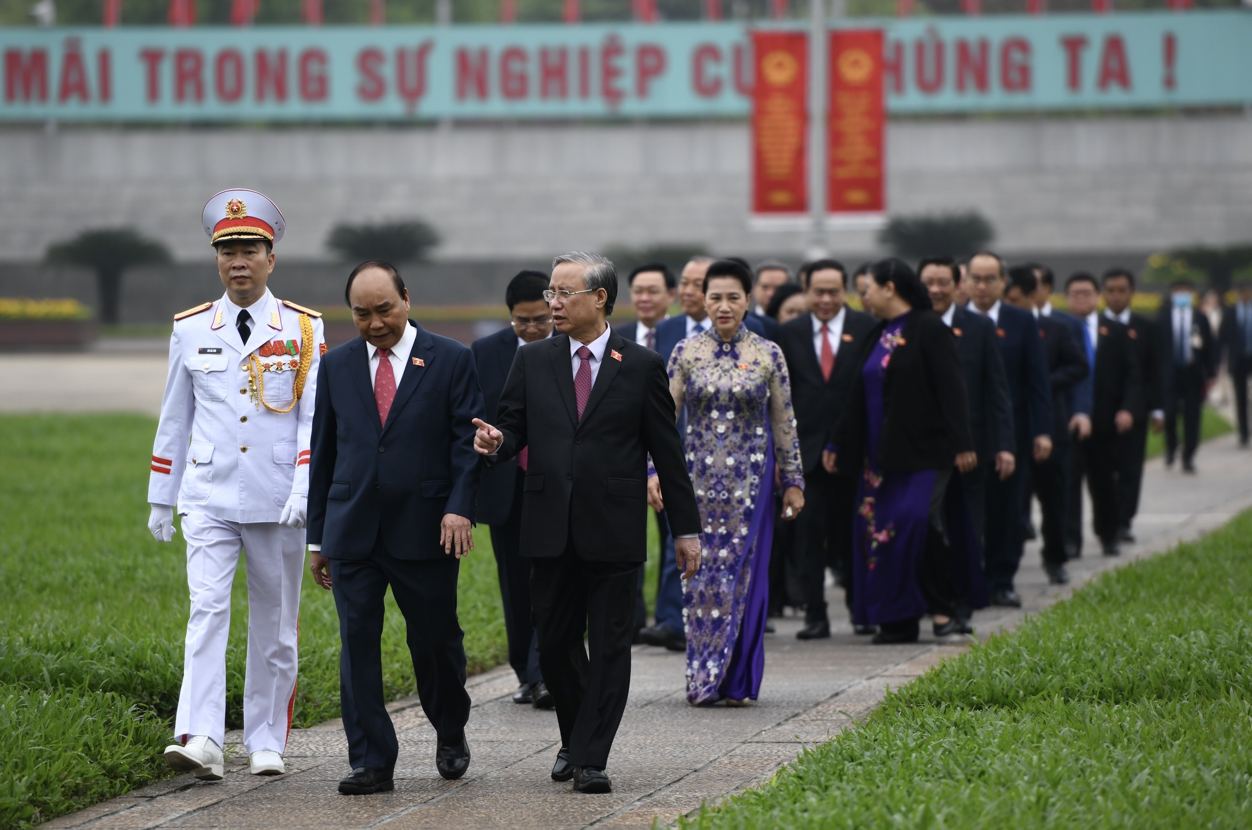 lanh dao Dang,  Nha nuoc cung cac dai bieu vao vieng Lang anh 4