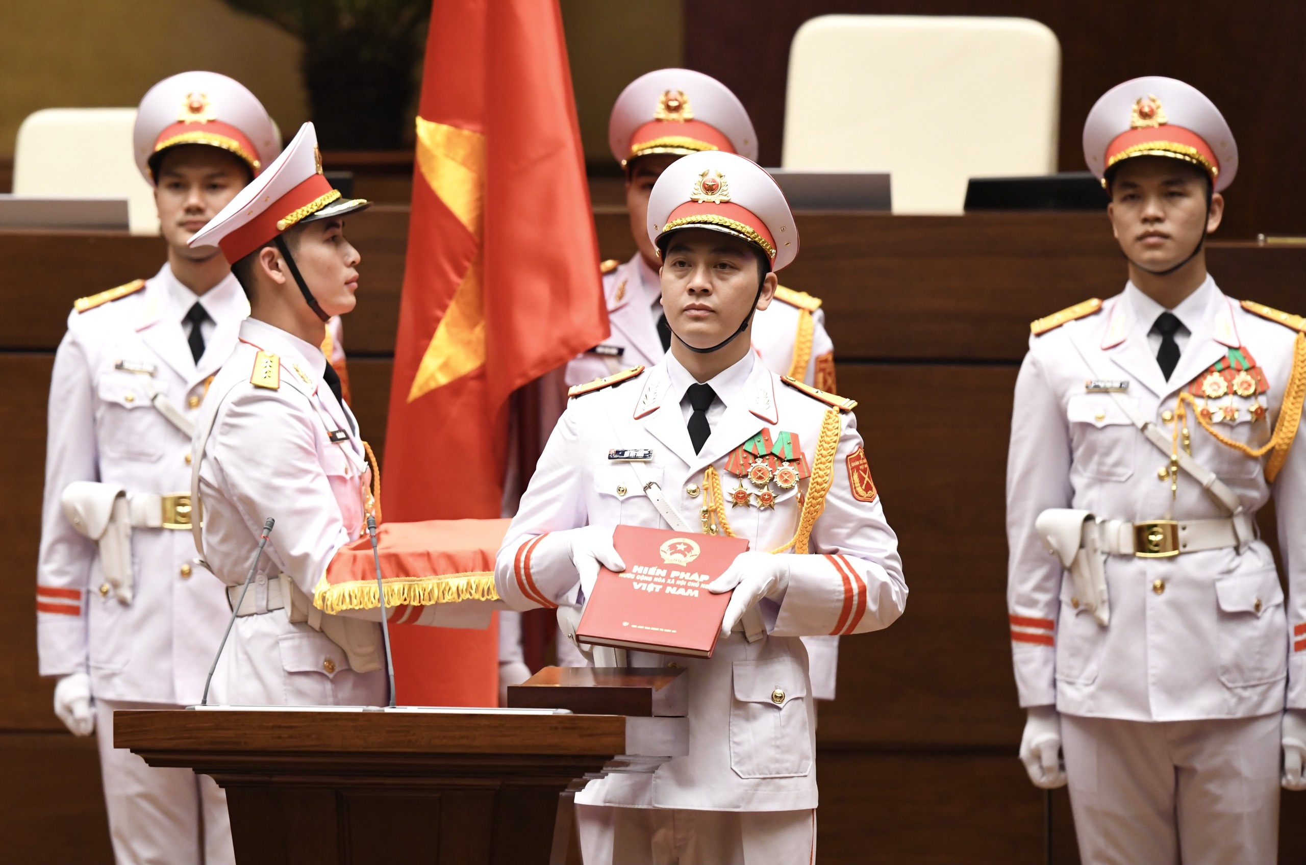 Le tuyen the nham chuc cua Chu tich Quoc hoi Vuong Dinh Hue anh 2