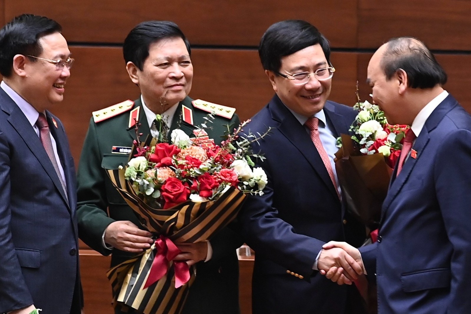 Mien nhiem 1 pho thu tuong va 12 bo truong, truong nganh hinh anh