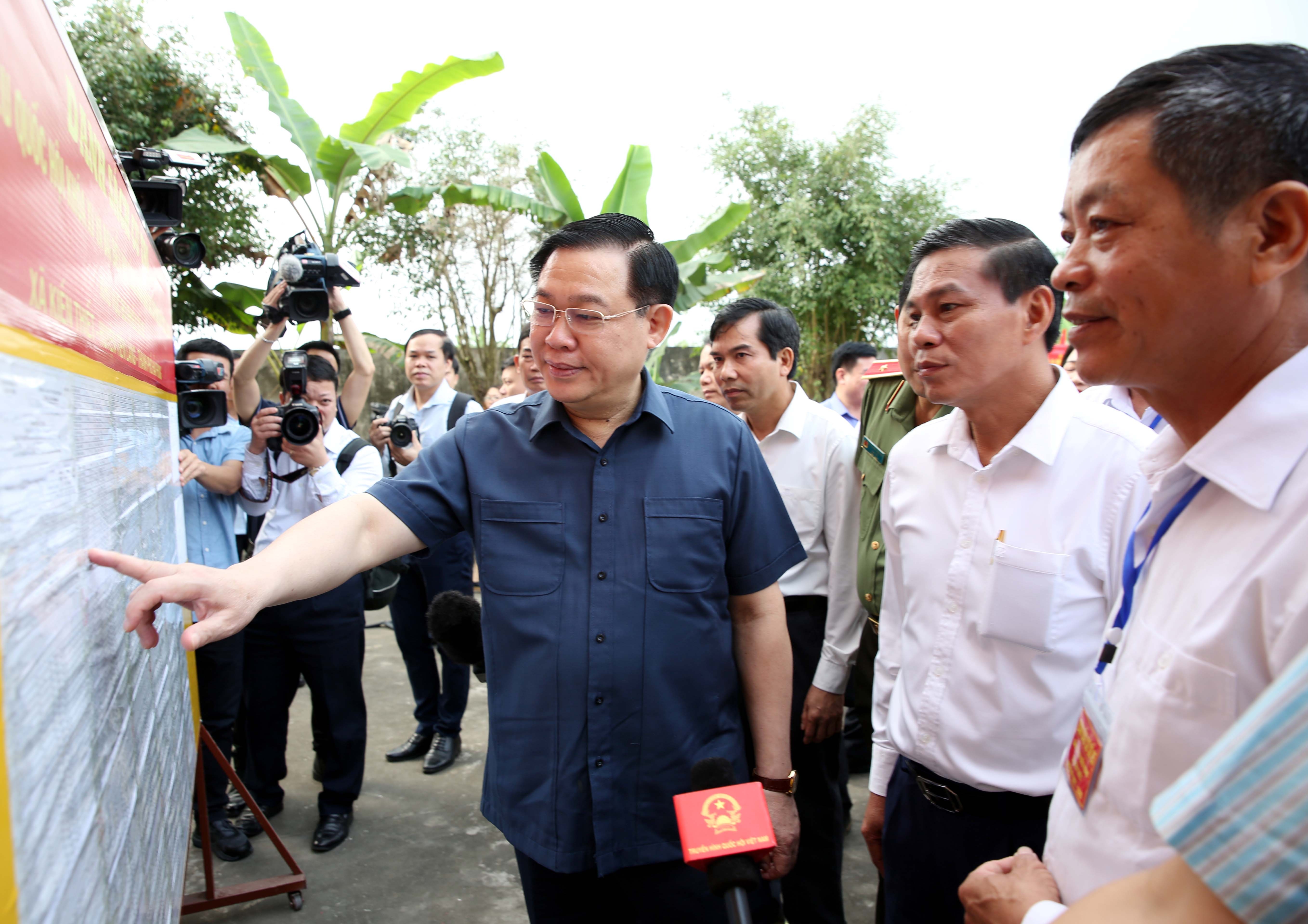 Khong thien vi ung vien dai bieu Quoc hoi trong van dong bau cu hinh anh