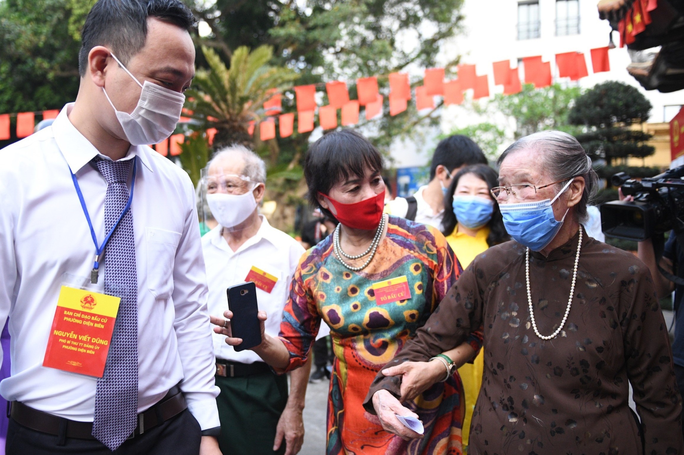 Hon 20 cu tri tren 100 tuoi di bau cu o Ha Noi hinh anh