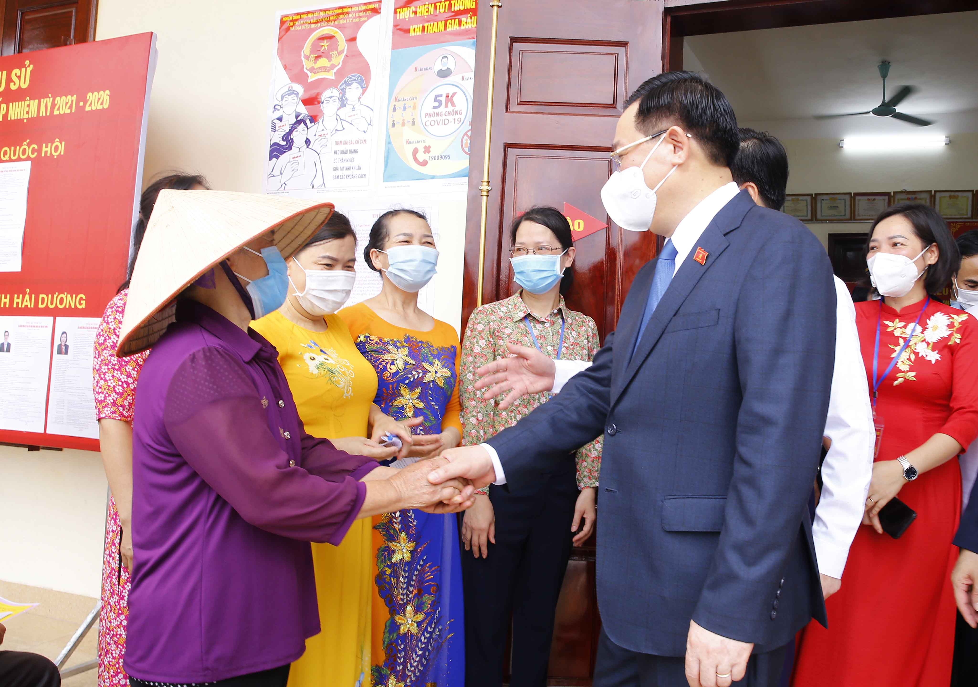 Chu tich Quoc hoi dong vien cac bac si Benh vien Benh Nhiet doi anh 2