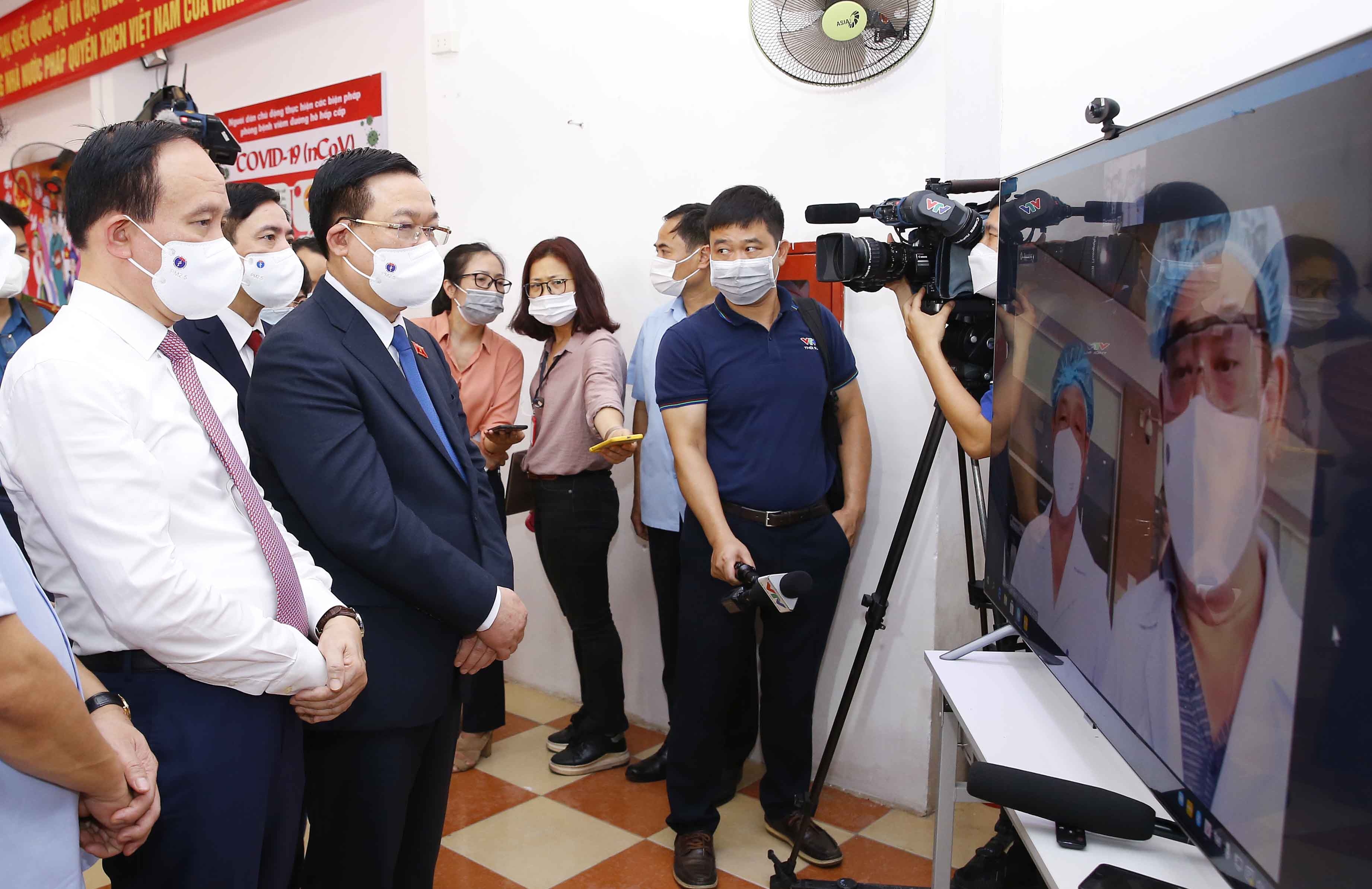 Chu tich Quoc hoi tro chuyen truc tuyen voi cac bac si trong tam dich hinh anh