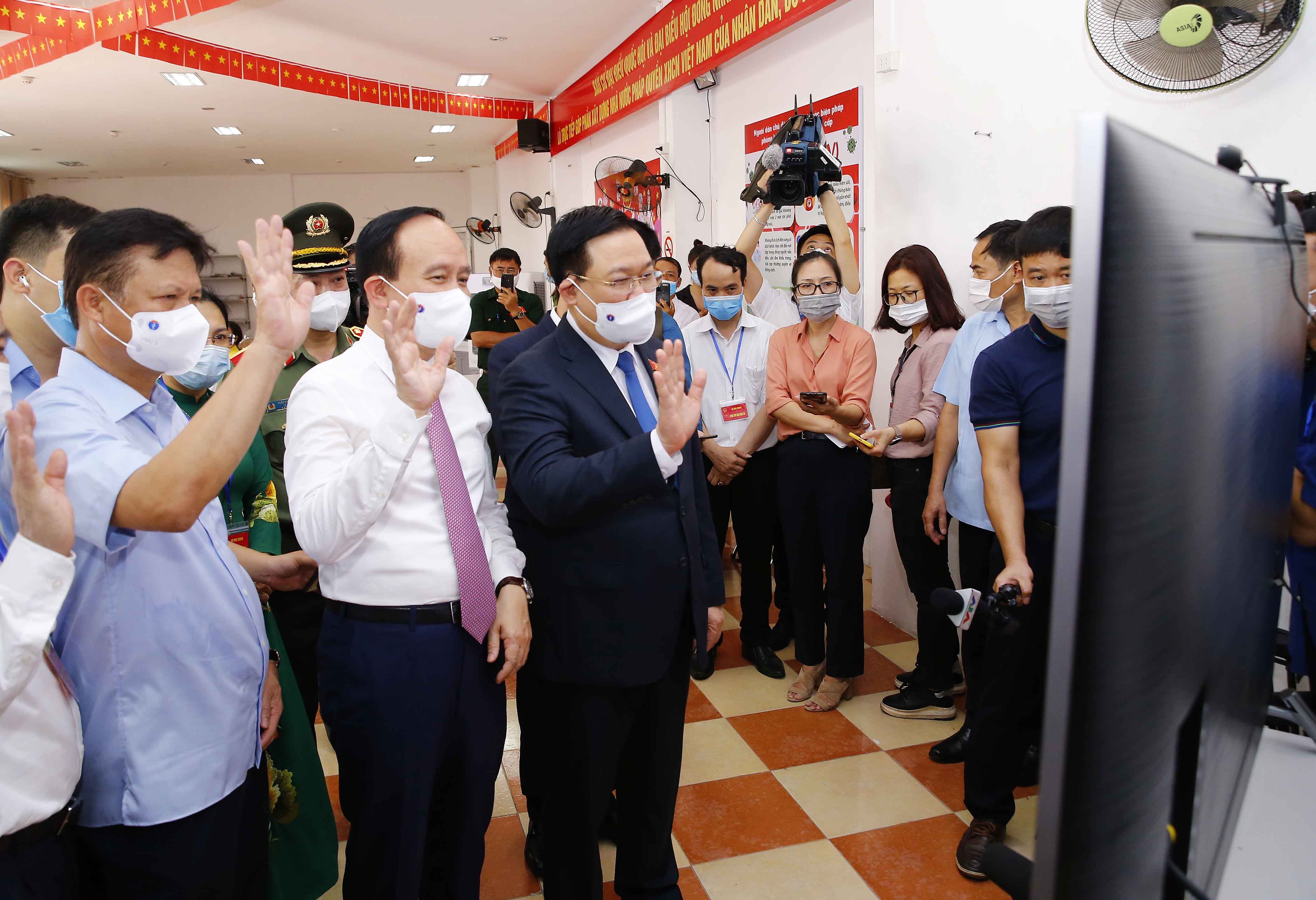 Chu tich Quoc hoi dong vien cac bac si Benh vien Benh Nhiet doi anh 1