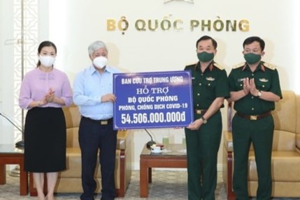 Trao hon 54 ty ho tro Bo Quoc phong chong dich hinh anh