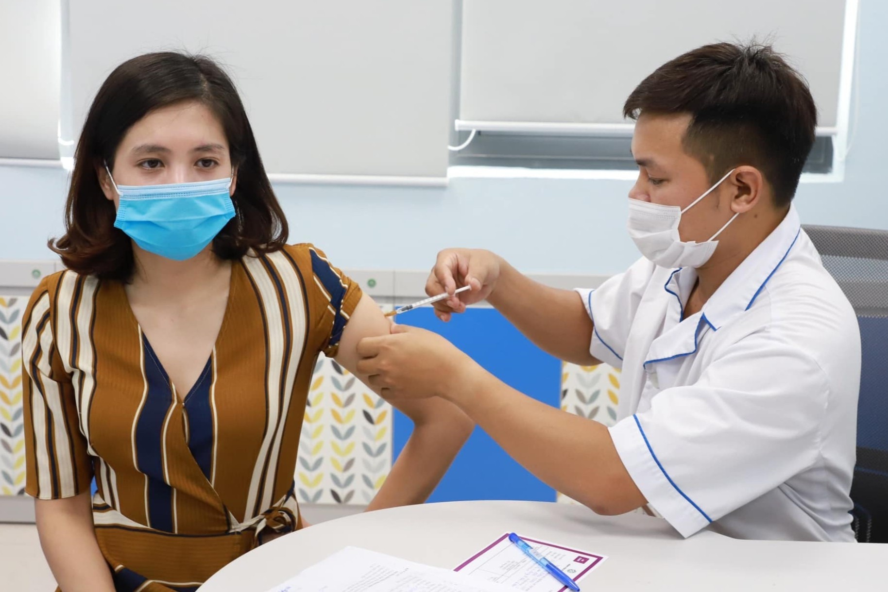 Lam the nao de tiem vaccine hieu qua trong dieu kien khan hiem? hinh anh