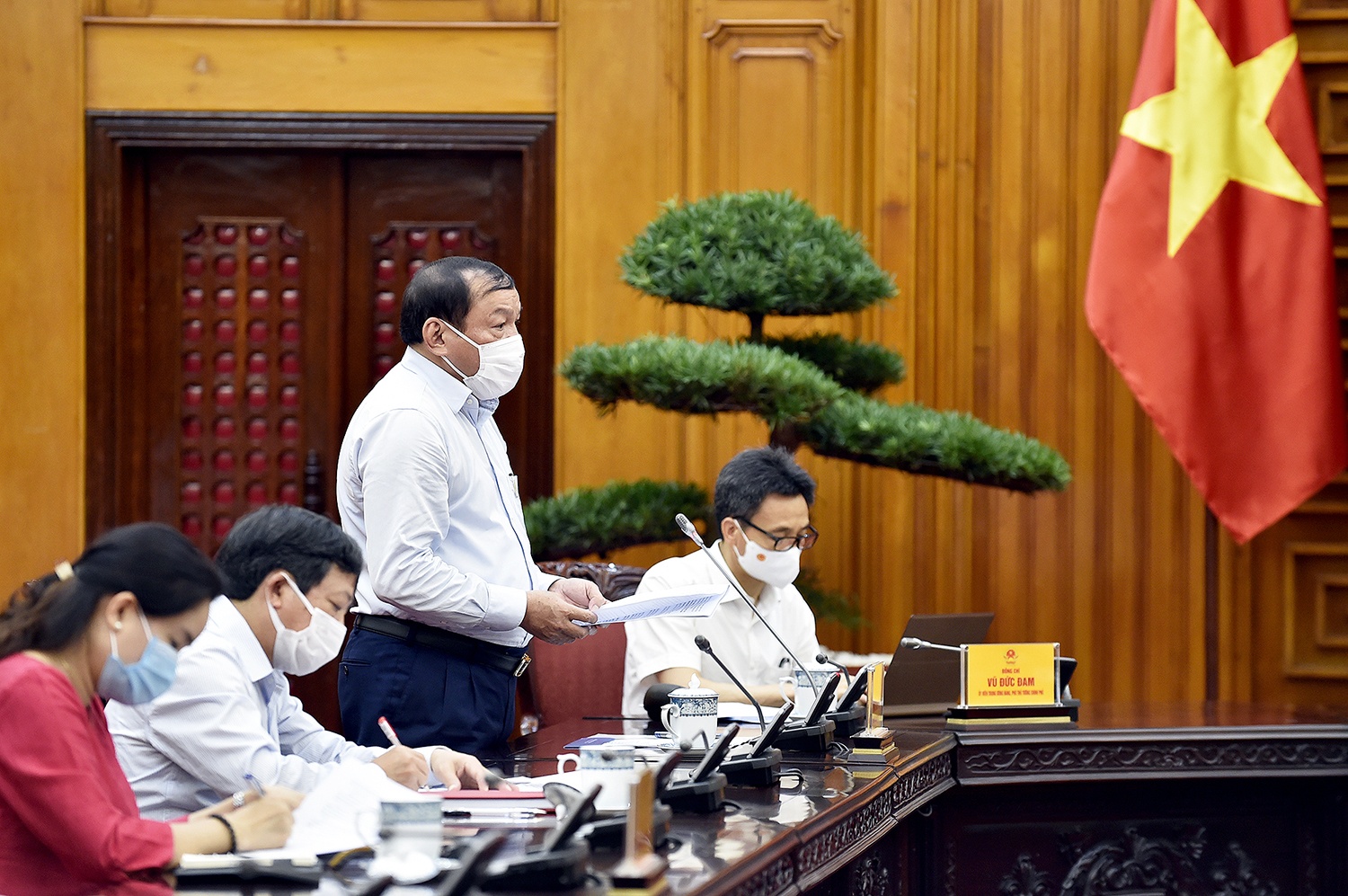 Vua chong dich vua duy tri san xuat kinh doanh anh 2