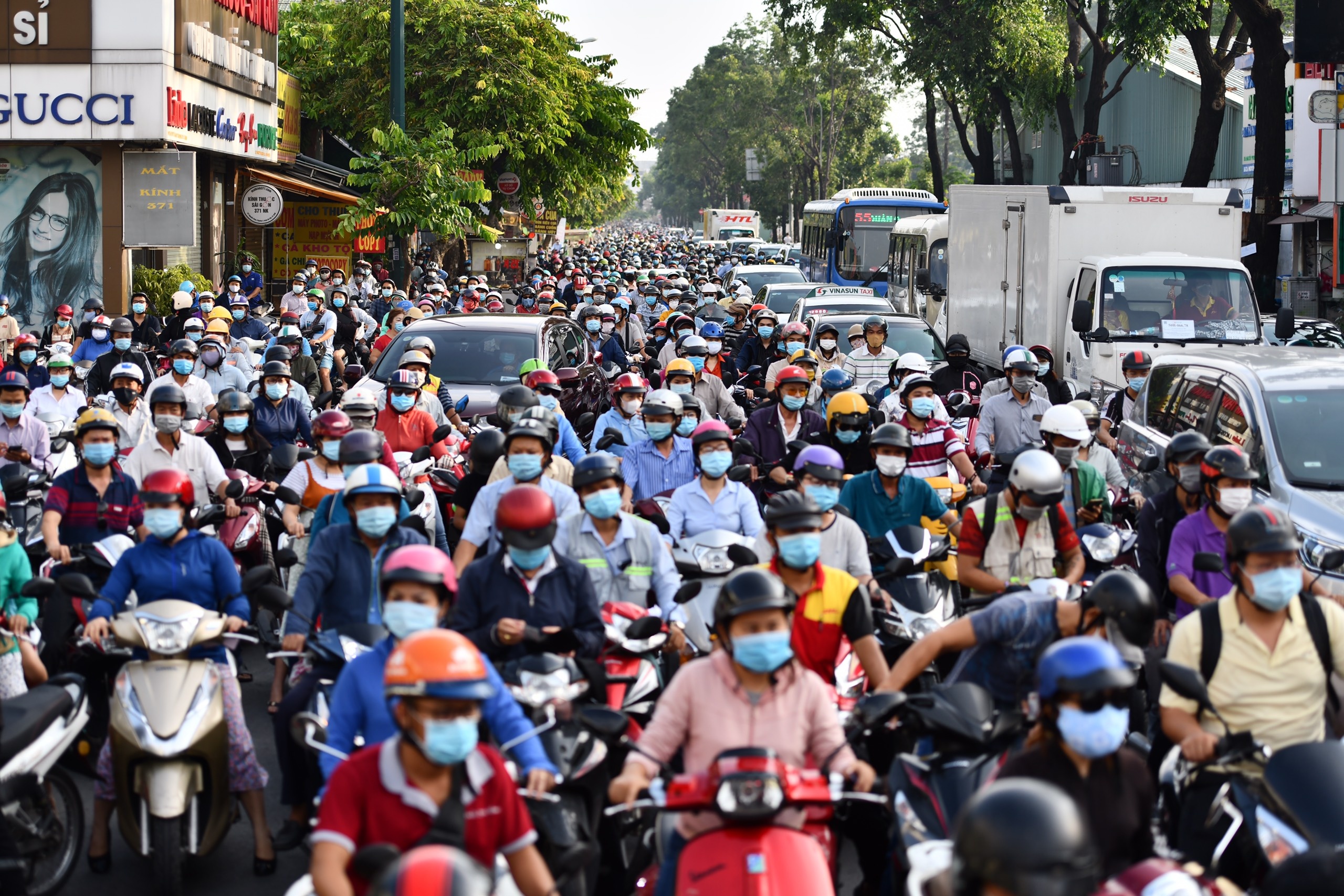 hang nghin nguoi un u tai diem phong toa o Go Vap anh 1