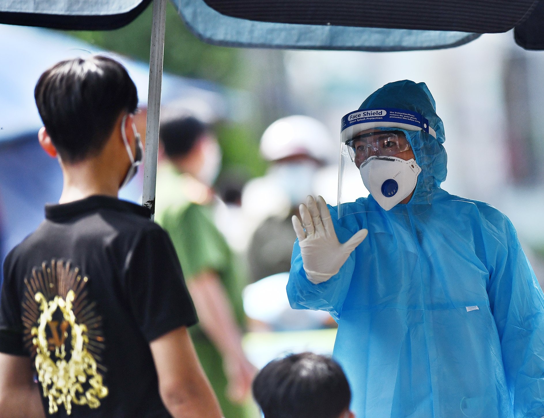 'Nhieu dia phuong lo den mat binh tinh khi dia ban lan can co dich' hinh anh