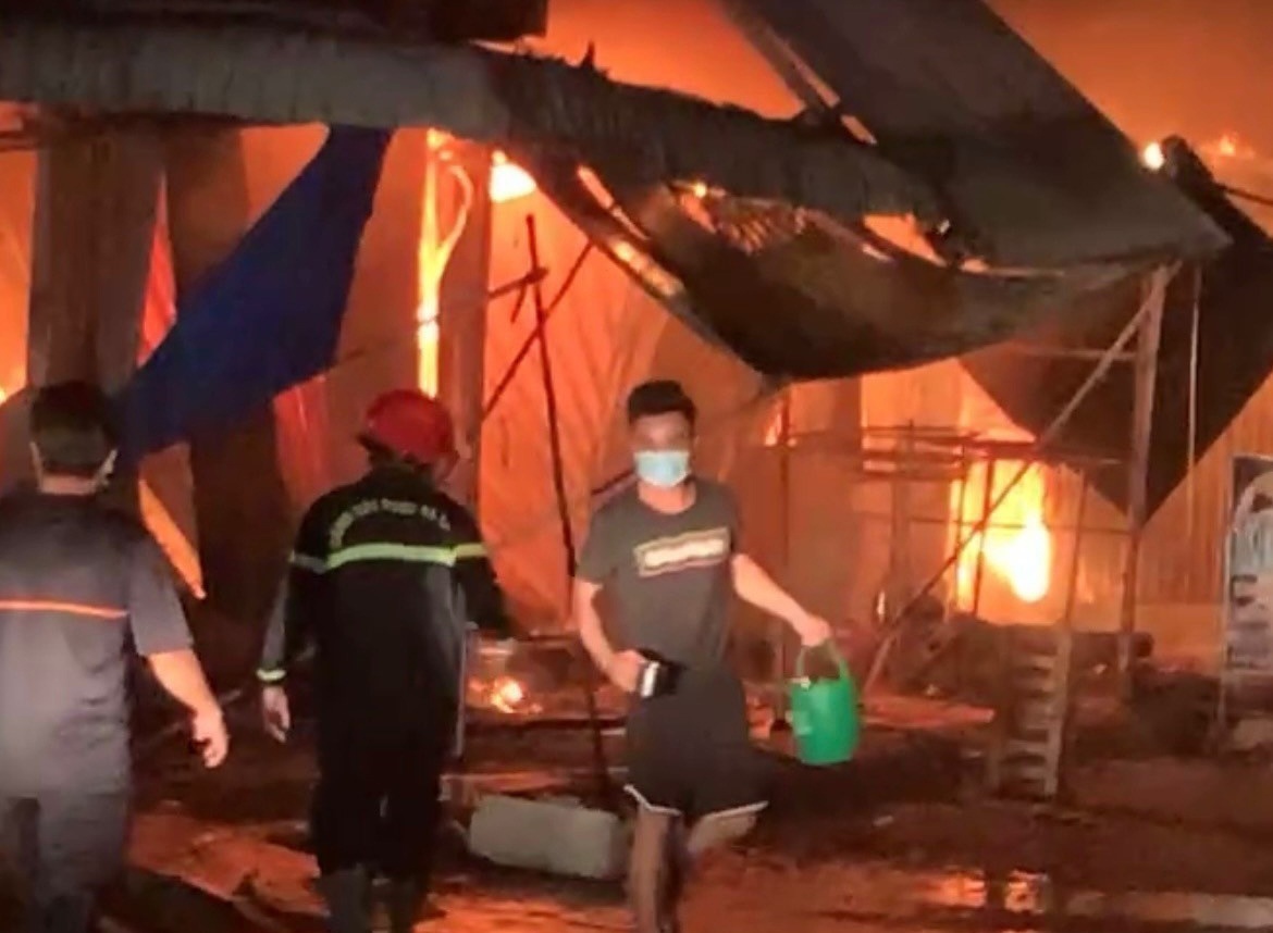 Chay lon tai Trung tam Thuong mai Cai Dau hinh anh