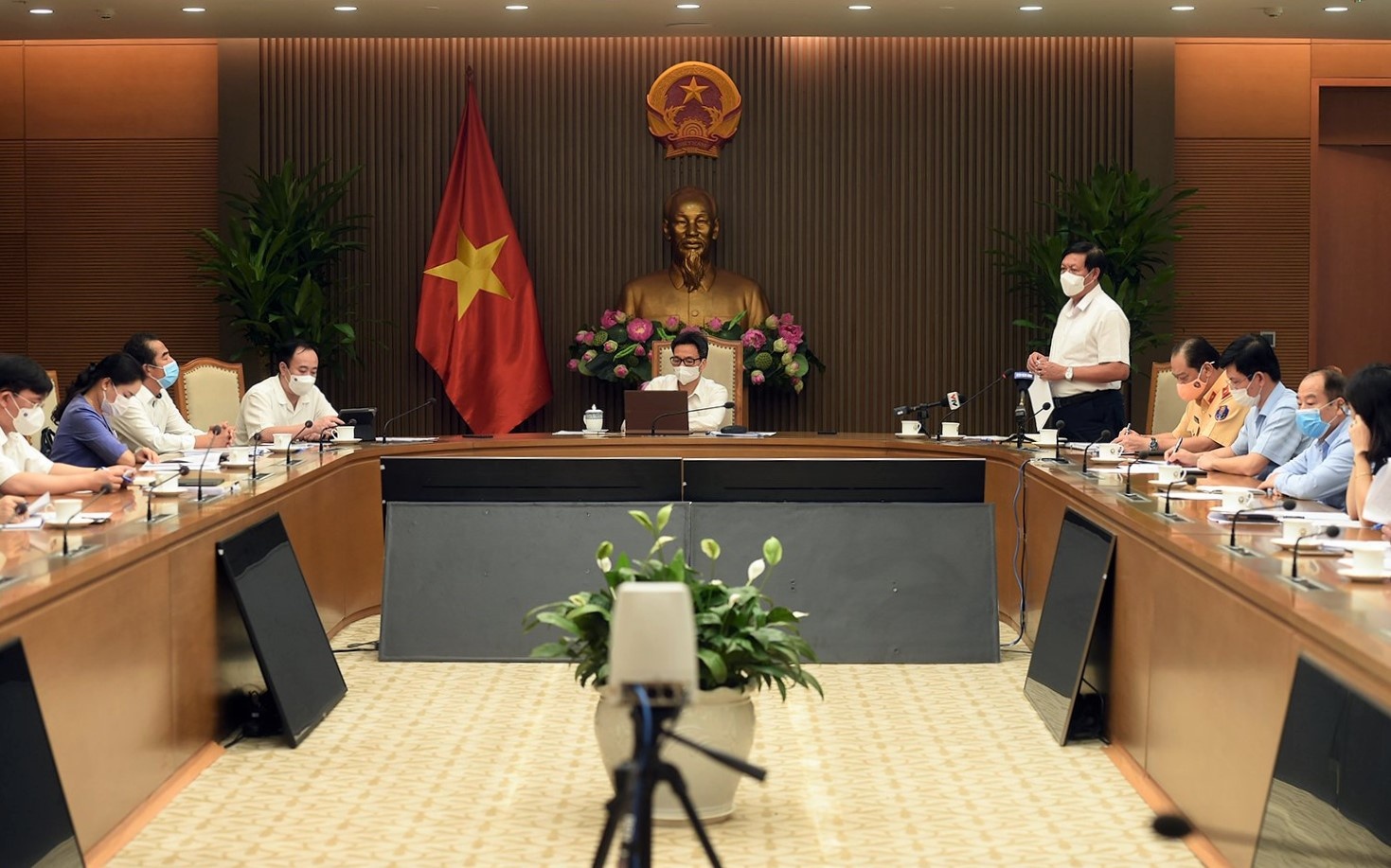 khong tap trung dong nguoi tai noi tiem chung anh 2