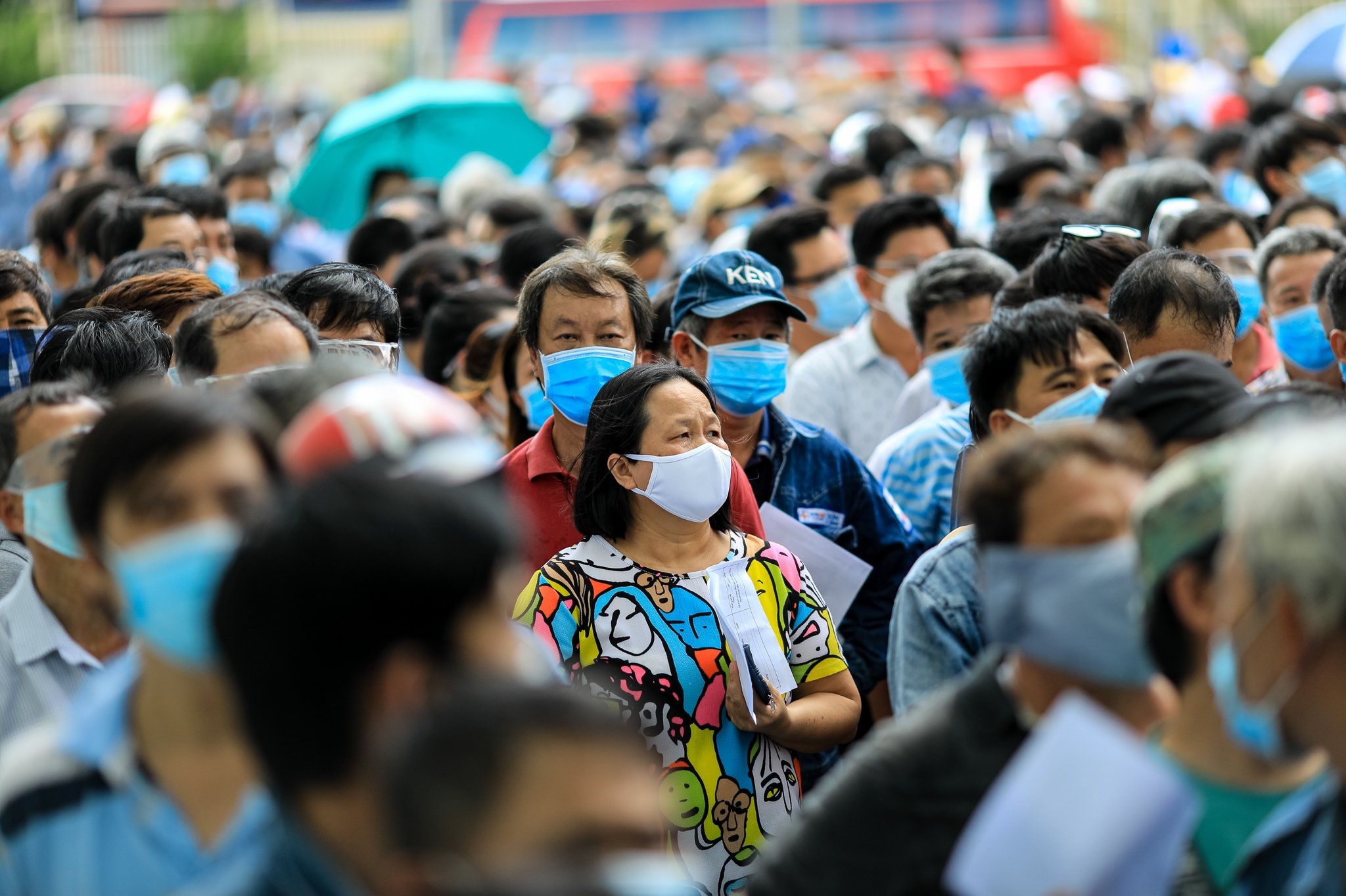 Nguoi dan khong tuan thu gian cach,  TP.HCM se vo tran anh 1