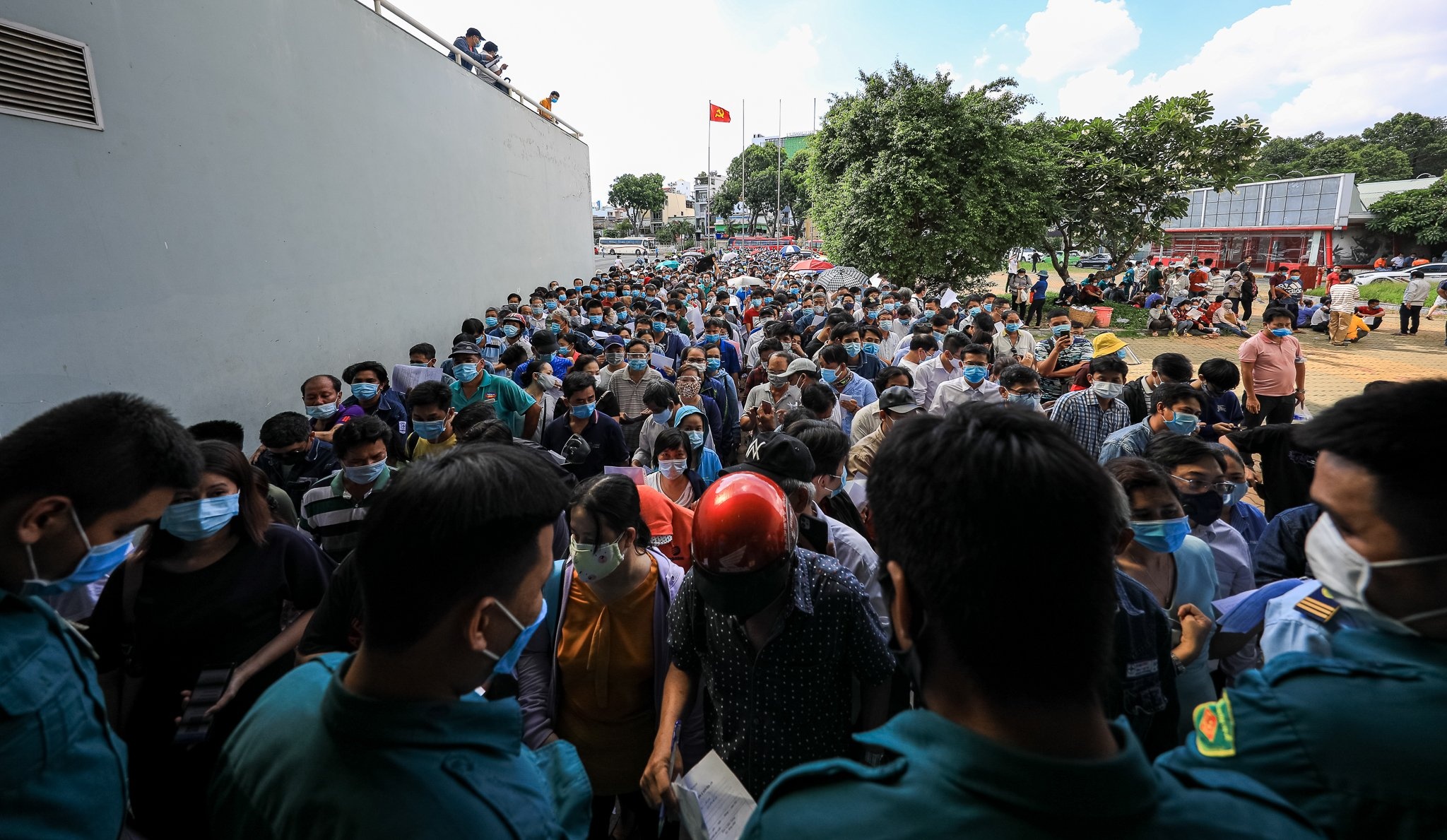 hang nghin nguoi xep hang cho tiem vaccine anh 2