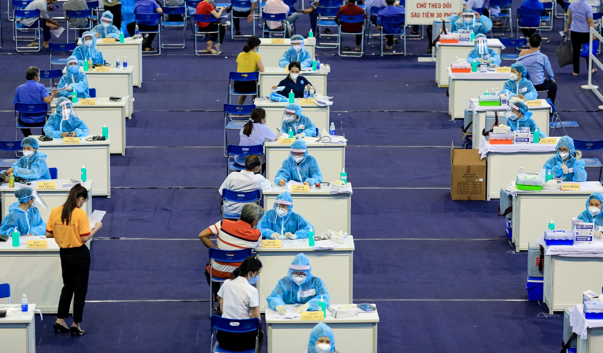 hang nghin nguoi xep hang cho tiem vaccine anh 3