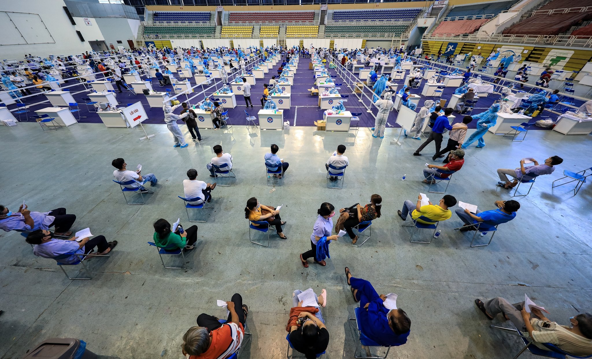 hang nghin nguoi xep hang cho tiem vaccine anh 4