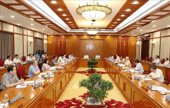 Bo Chinh tri dong y ho tro nguoi lao dong anh 2