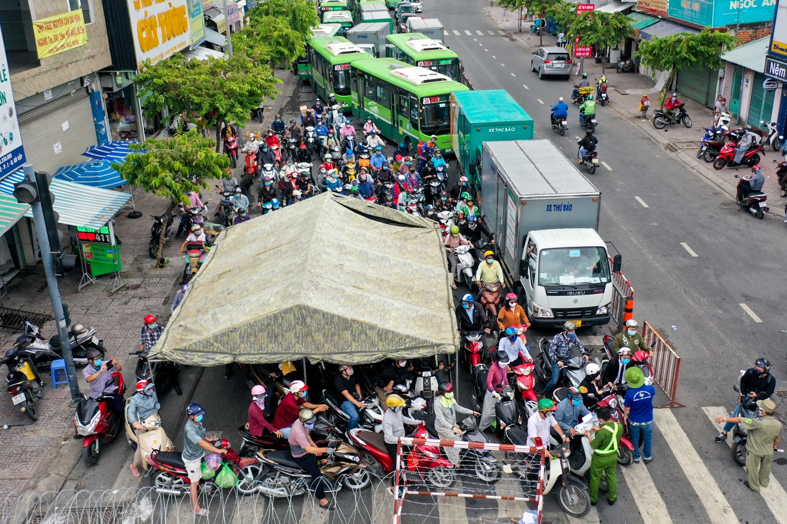 Viet Nam can chuan bi gi de co the song chung voi dich Covid-19? hinh anh