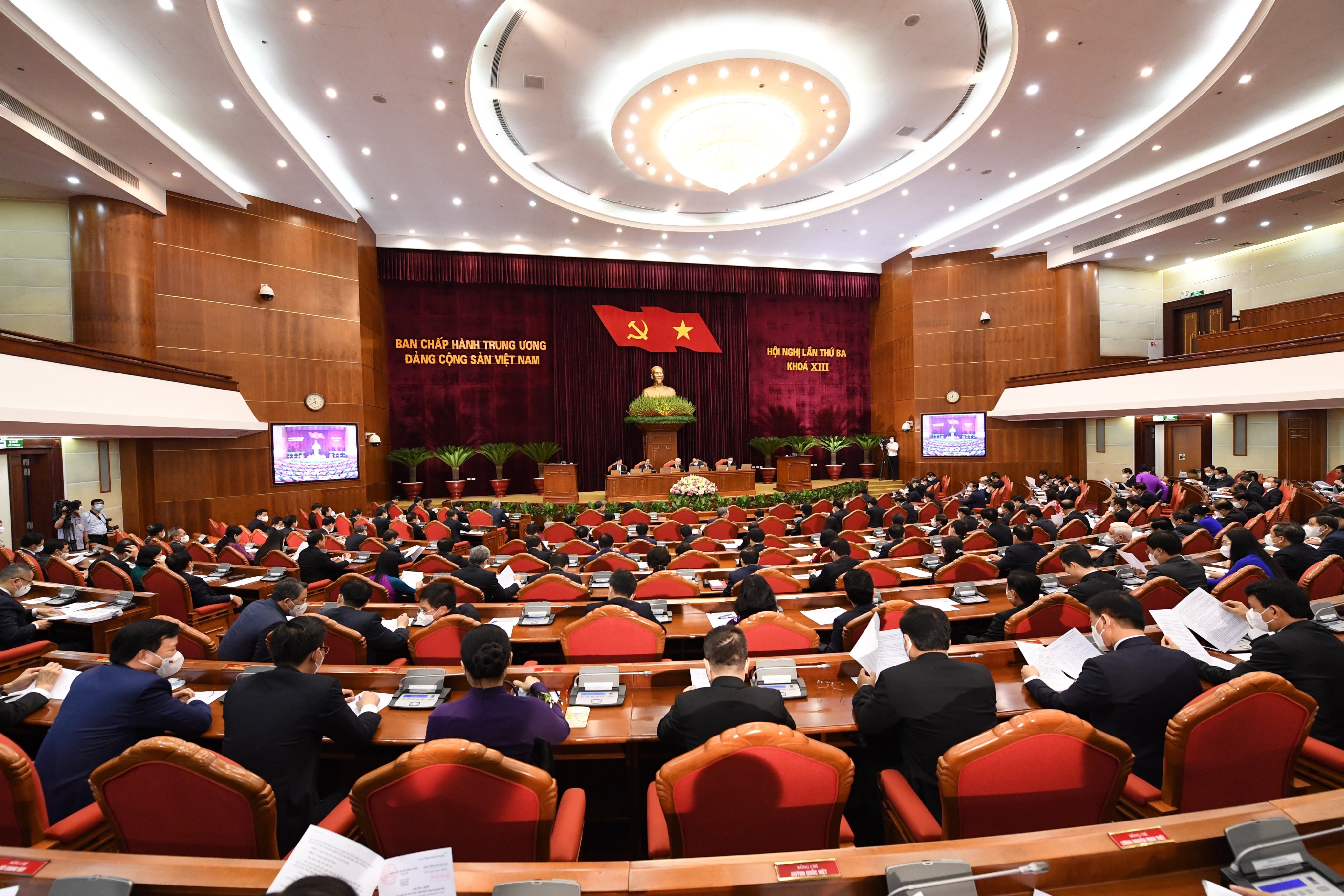 Trung uong thao luan tinh hinh kinh te xa hoi anh 1