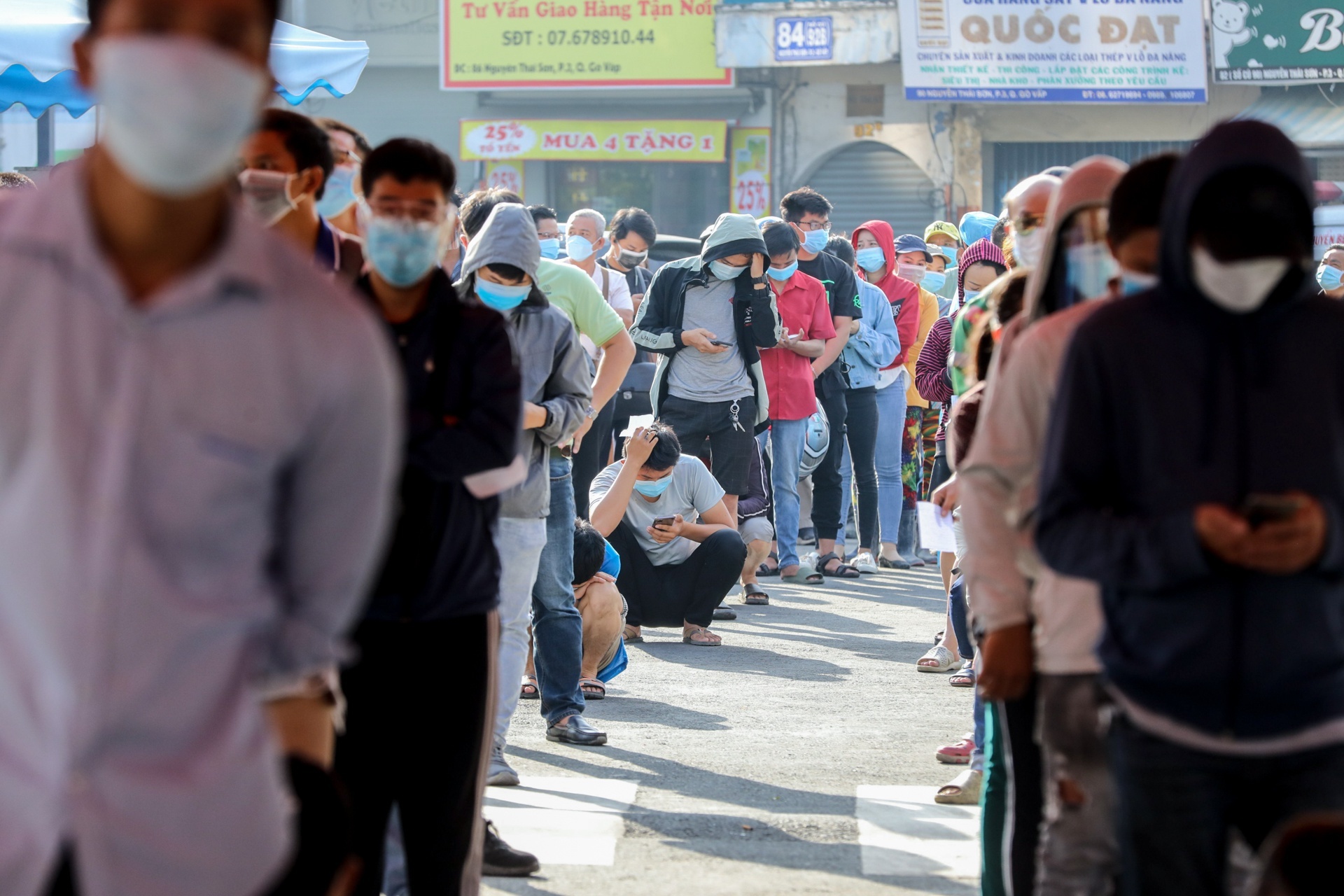 Loi bat cap hai khi hang nghin nguoi o TP.HCM chen chuc xet nghiem hinh anh