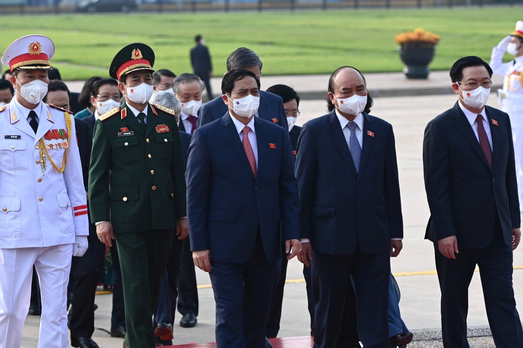 Dai bieu Quoc hoi khoa XV vao Lang vieng Bac hinh anh