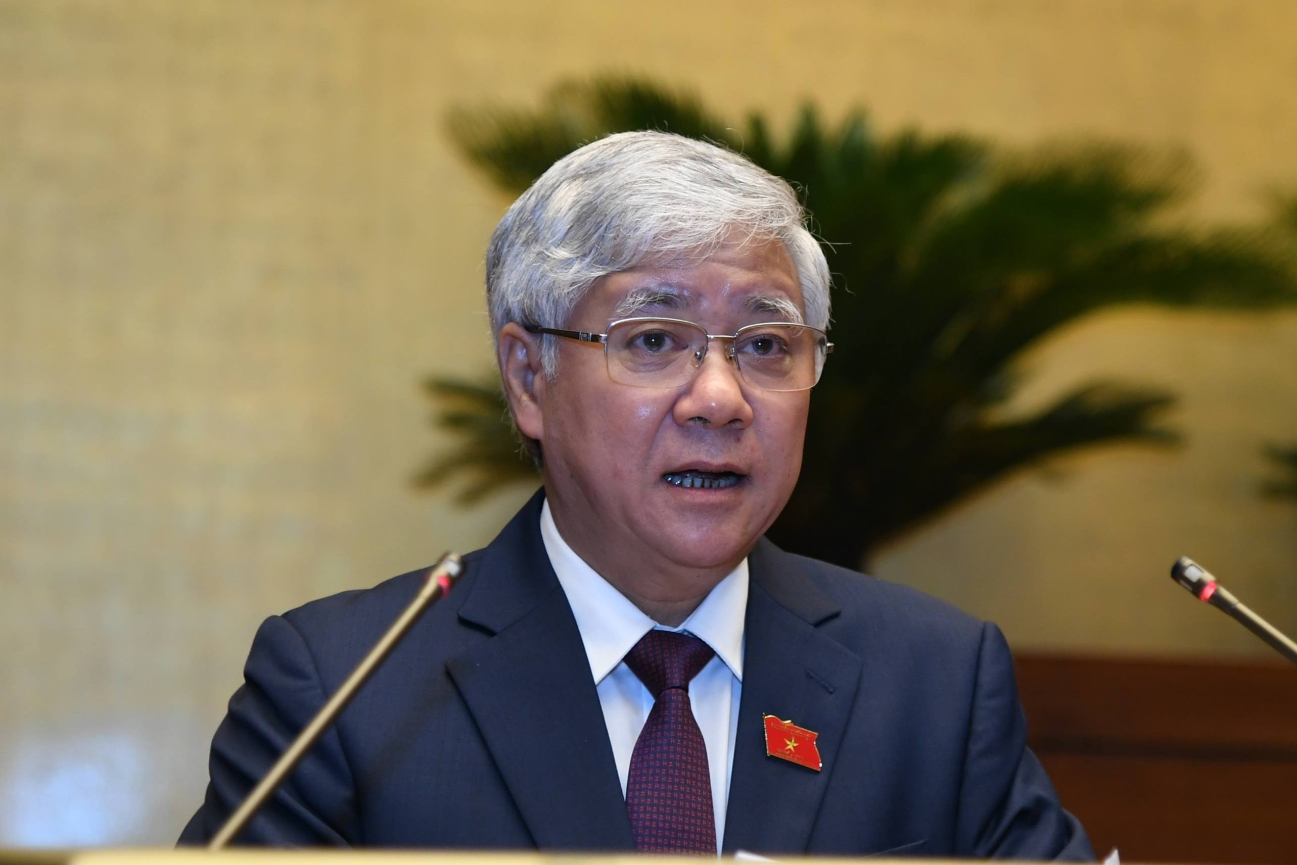 De nghi CP kiem soat chat de nguoi dan binh dang tiep can vaccine hinh anh