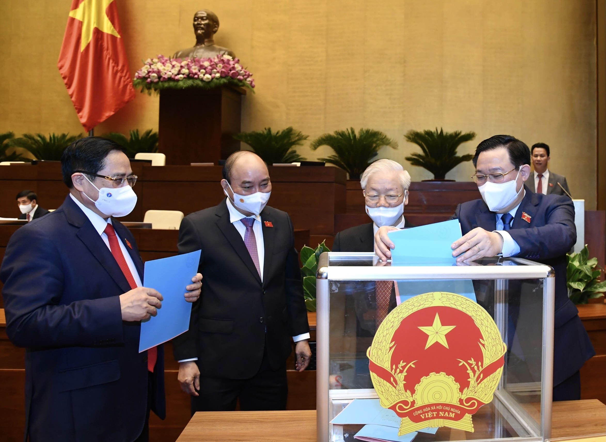 Quoc hoi phe chuan 4 pho thu  tuong va 22 bo truong, truong nganh hinh anh