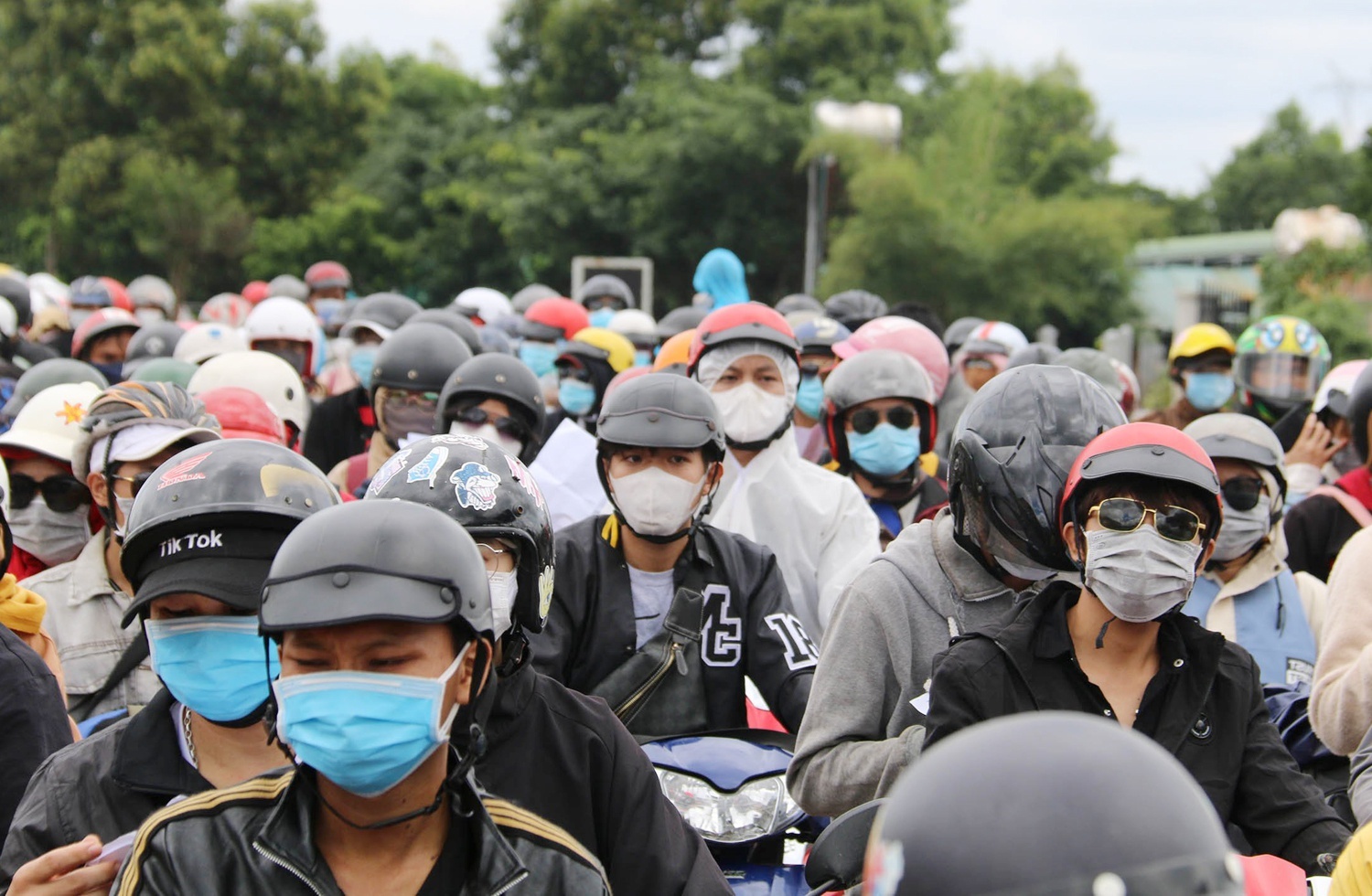 Vi sao Thu tuong yeu cau nguoi dan khong o at ve que tranh dich? hinh anh