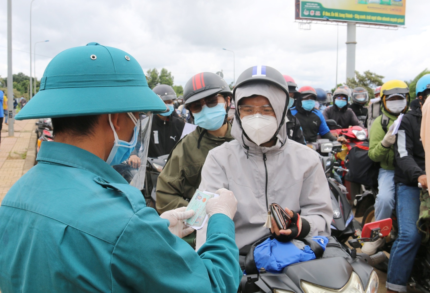 nguoi dan khong nen di chuyen khoi vung dich de ve que anh 3